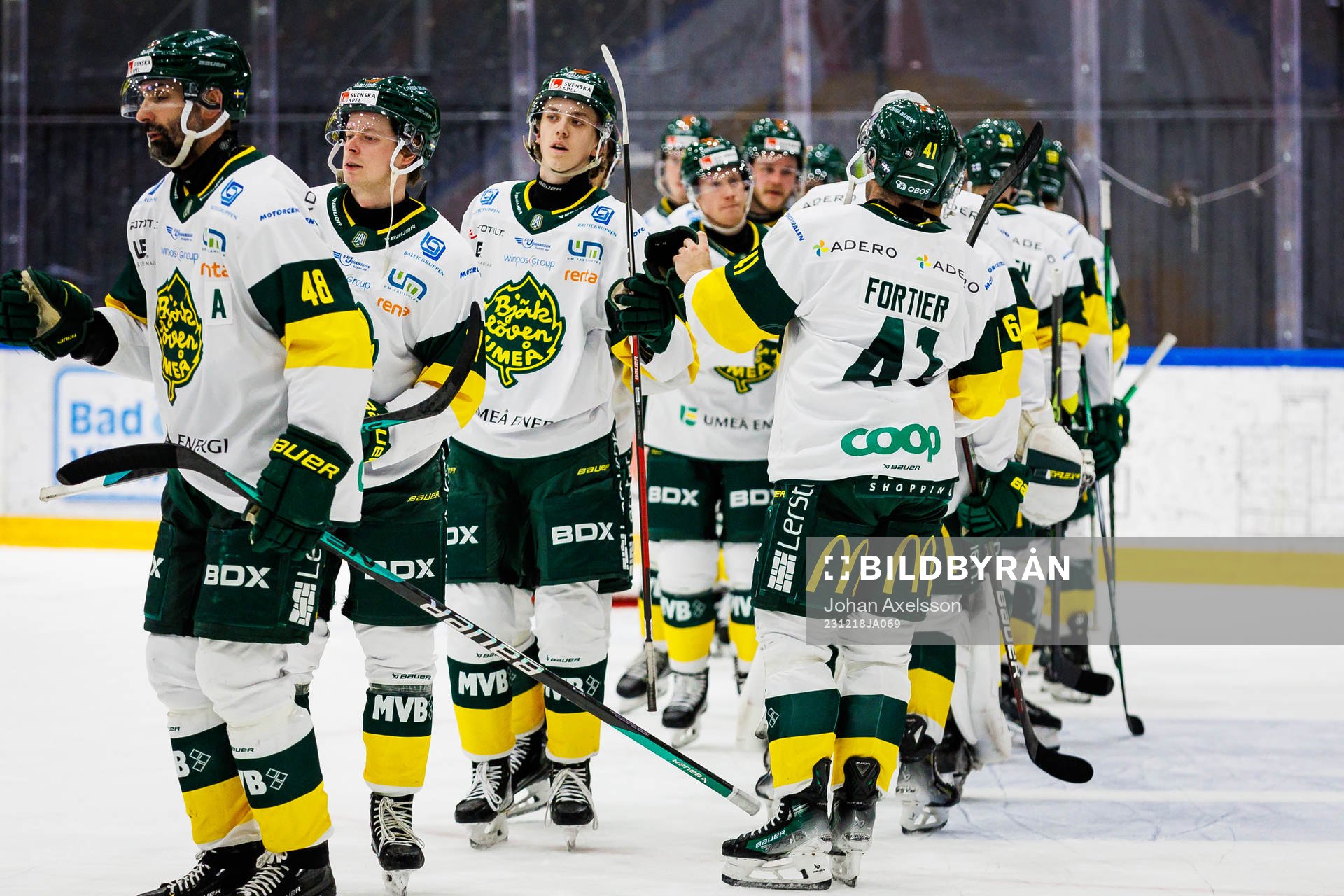 Björklövens spelare jublar