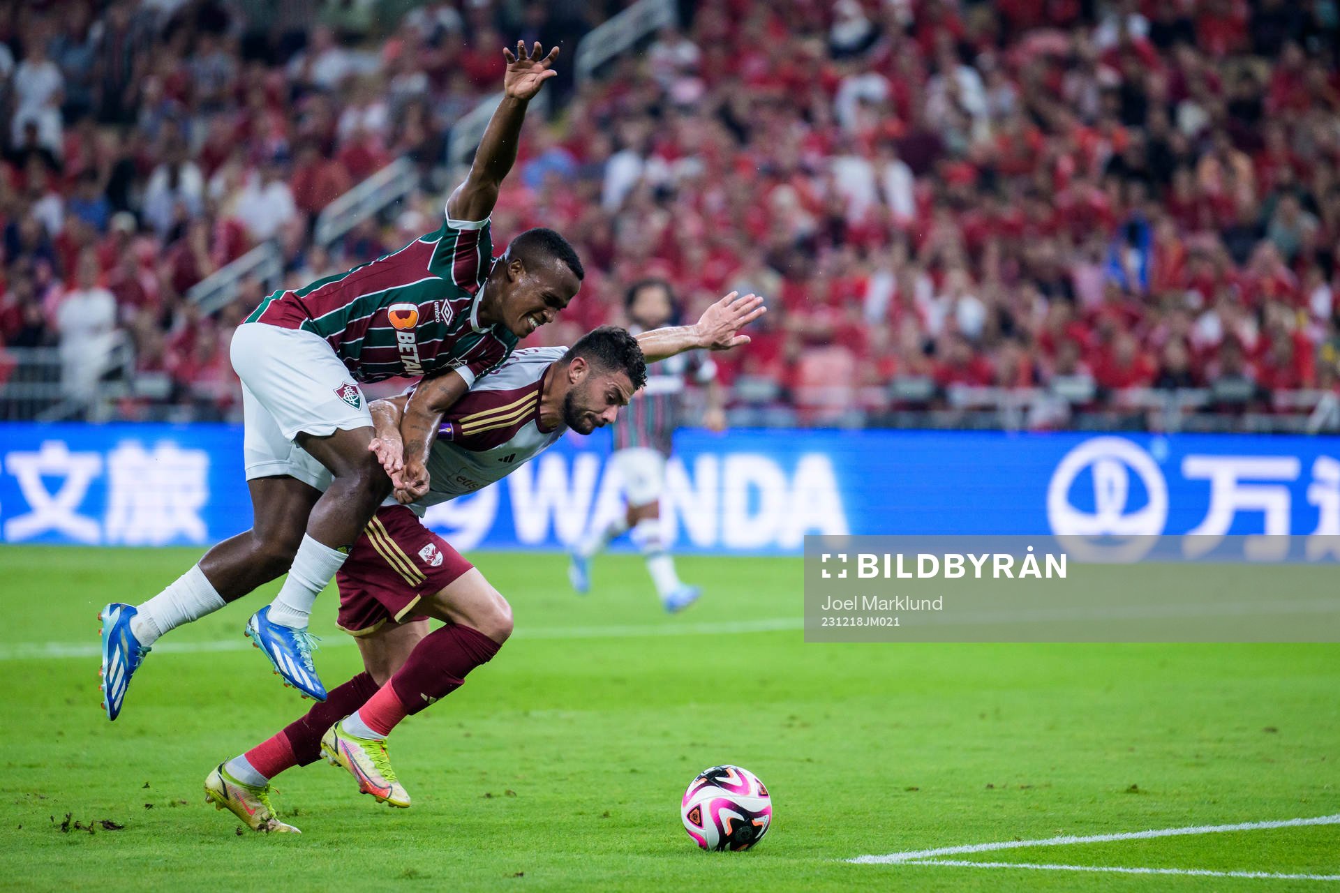 Jhon Arias of Fluminense and Yasser Ibrahim of Al Ahly