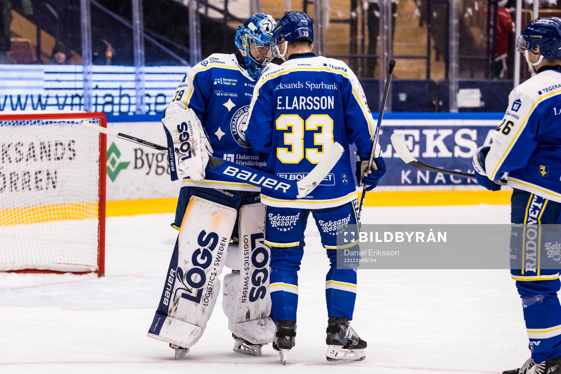 Leksands målvakt Filip Larsson jublar