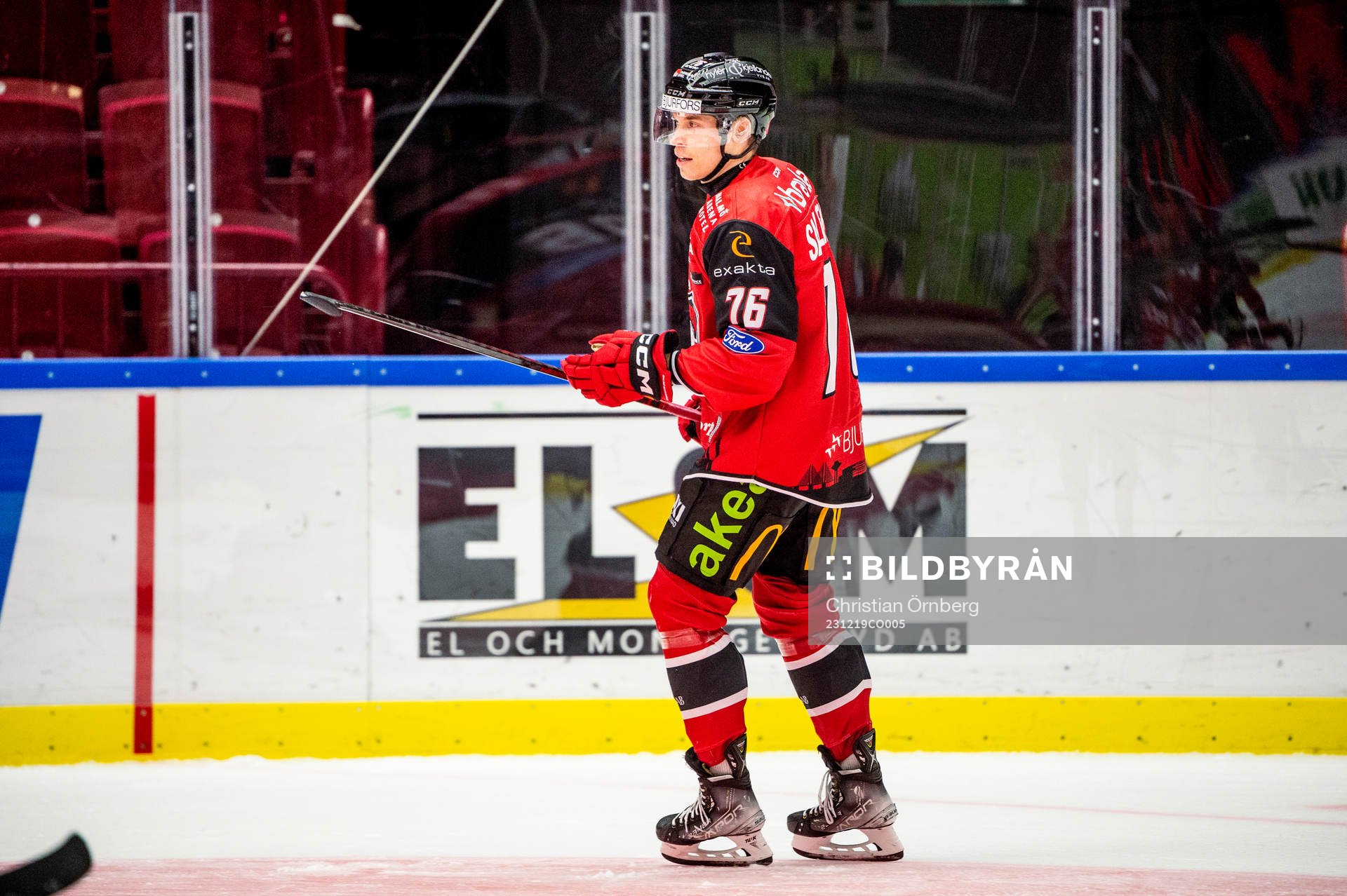 Malmö Redhawks Tomi Sallinen värmer upp innan