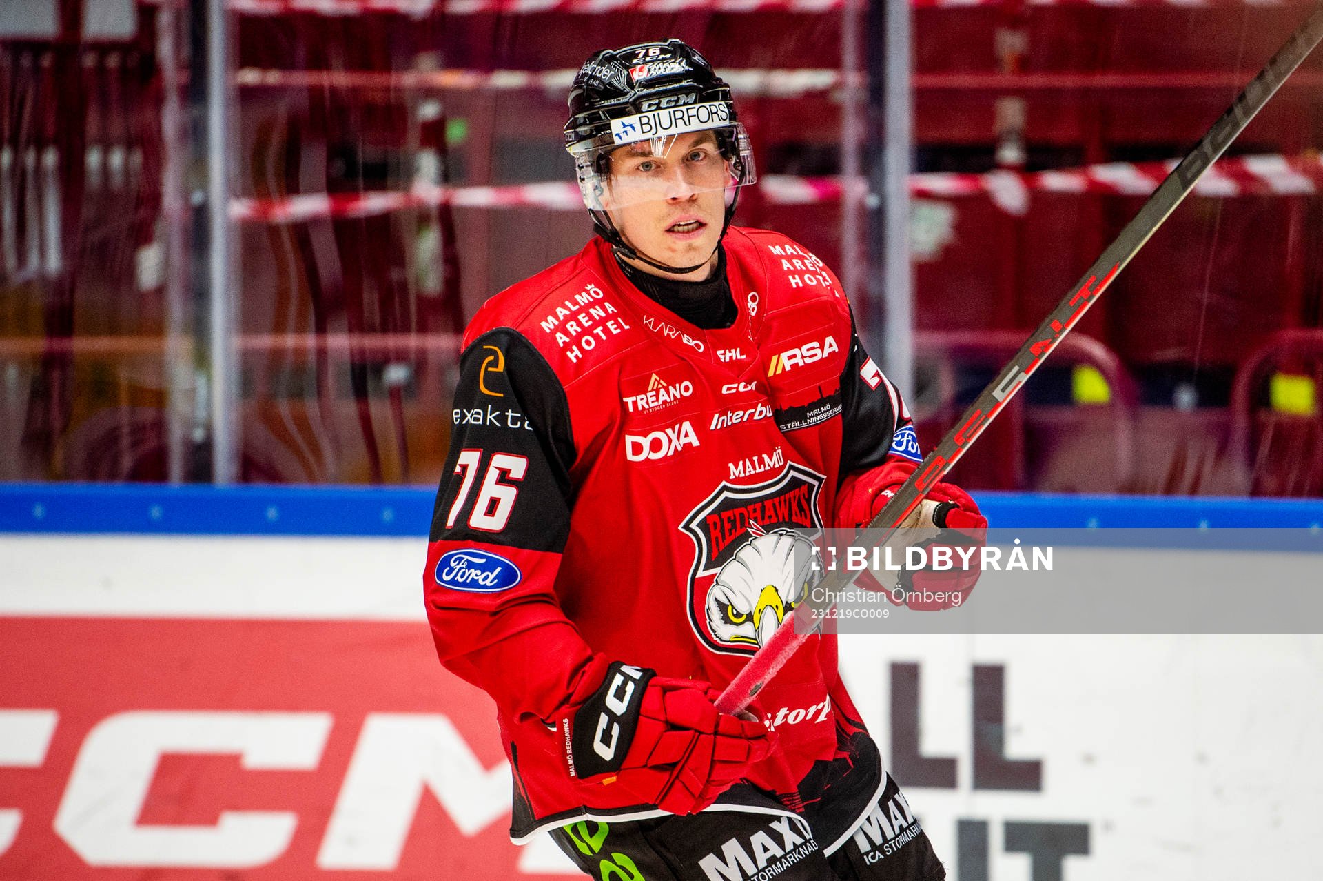 Malmö Redhawks Tomi Sallinen värmer upp innan