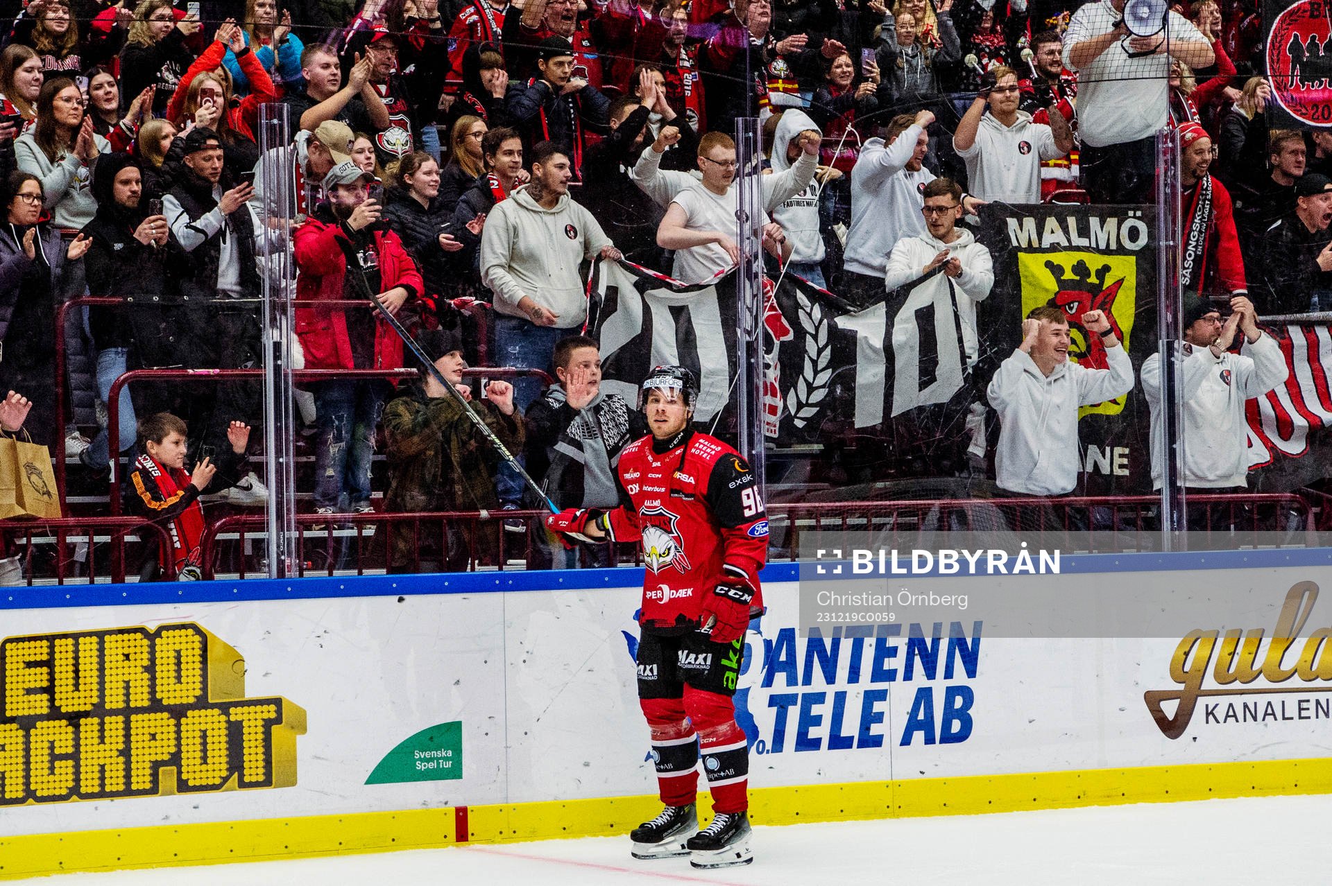 Malmö Redhawks Emil Forslund jublar med publiken
