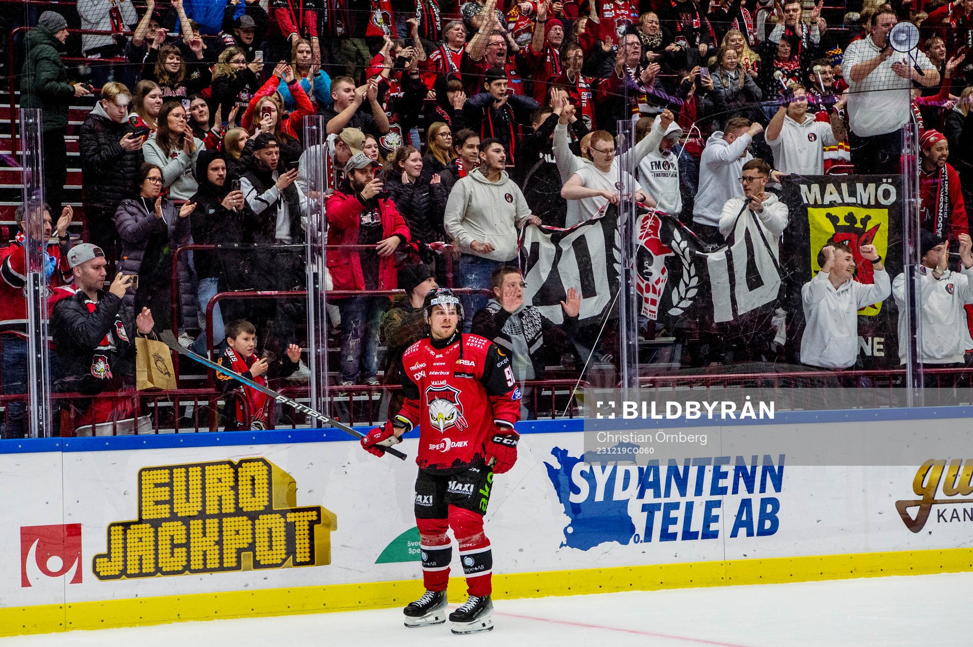 Malmö Redhawks Emil Forslund jublar med publiken