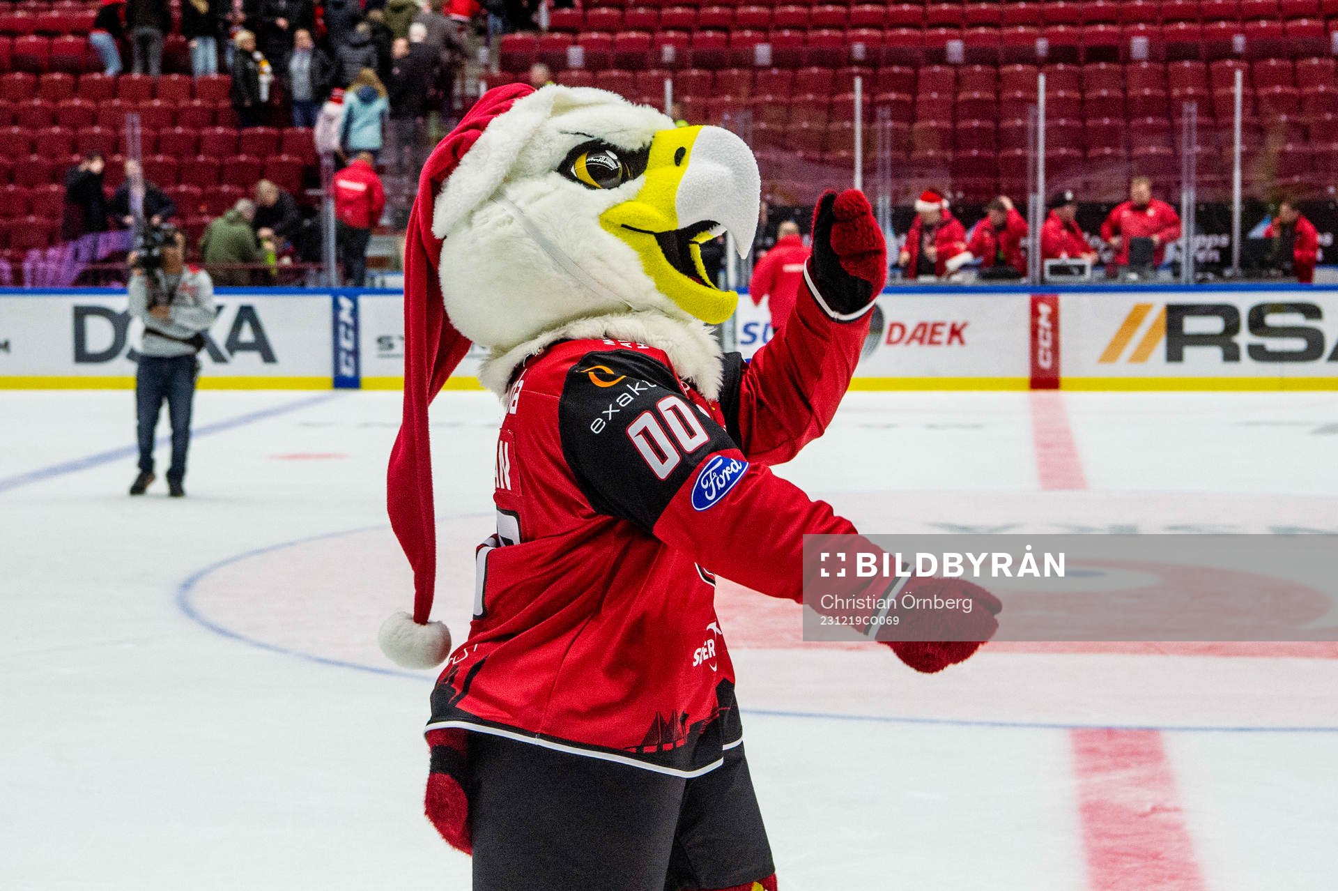 Malmö Redhawks maskot Hawkan firar