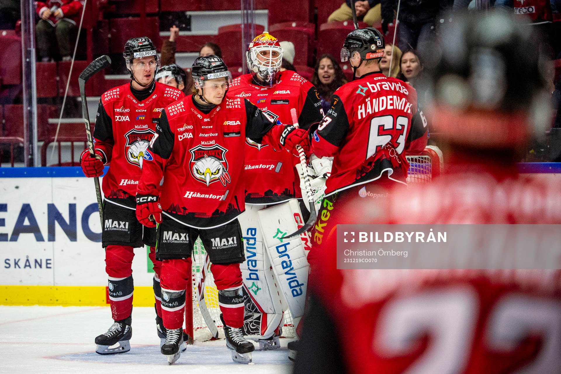 Malmö Redhawks målvakt Adam Werner jublar med