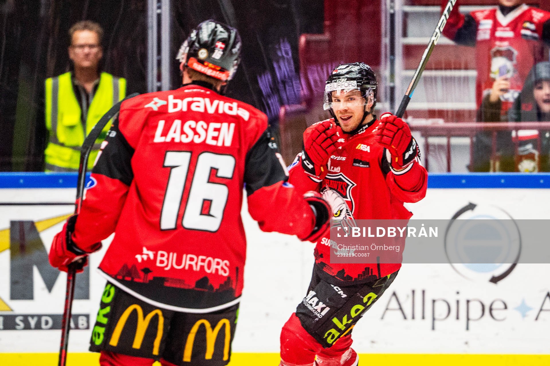 Malmö Redhawks Emil Forslund och Matias Lassen jublar