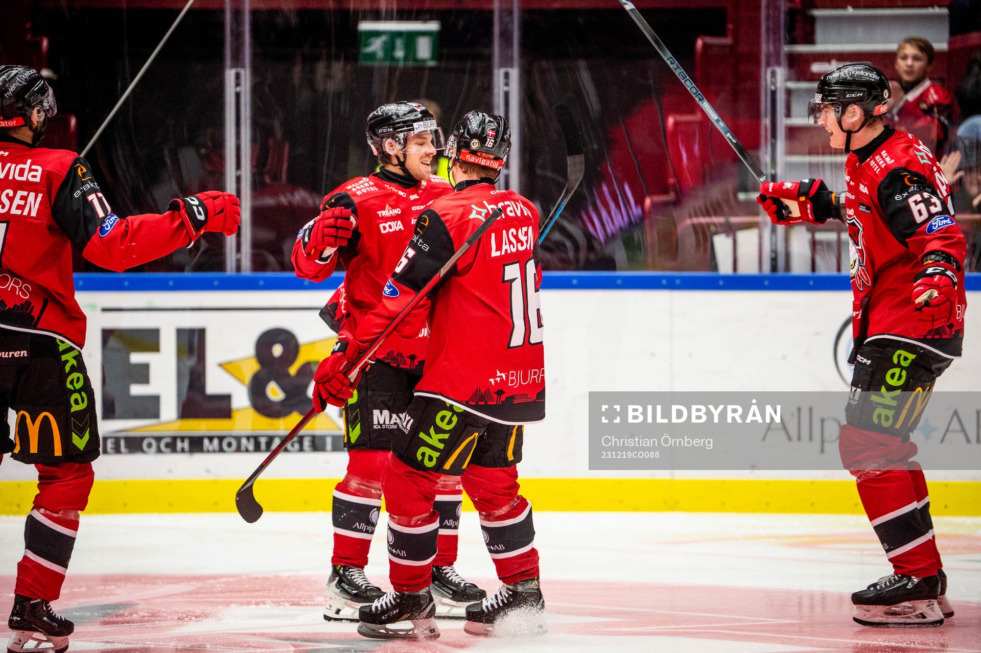 Malmö Redhawks Emil Forslund och Matias Lassen jublar