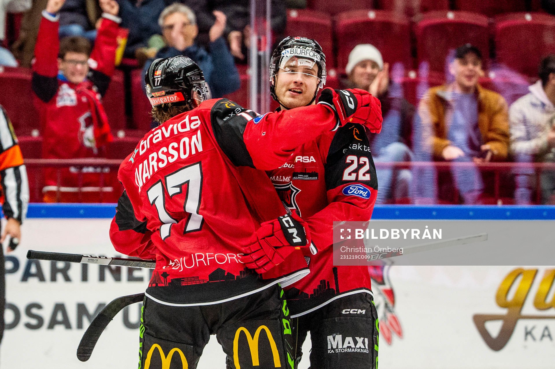 Malmö Redhawks Johan Ivarsson och Janne Kuokkanen jublar