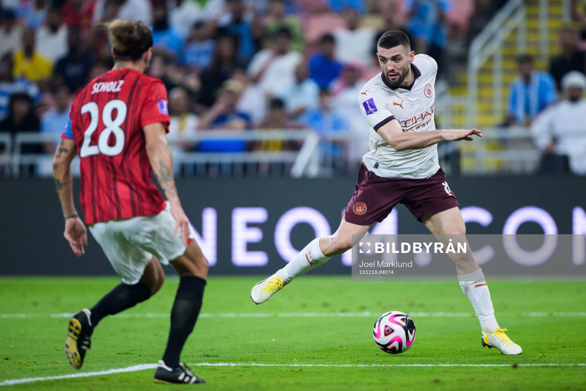 Alexander Scholz of Urawa Reds and Mateo Kovacic of