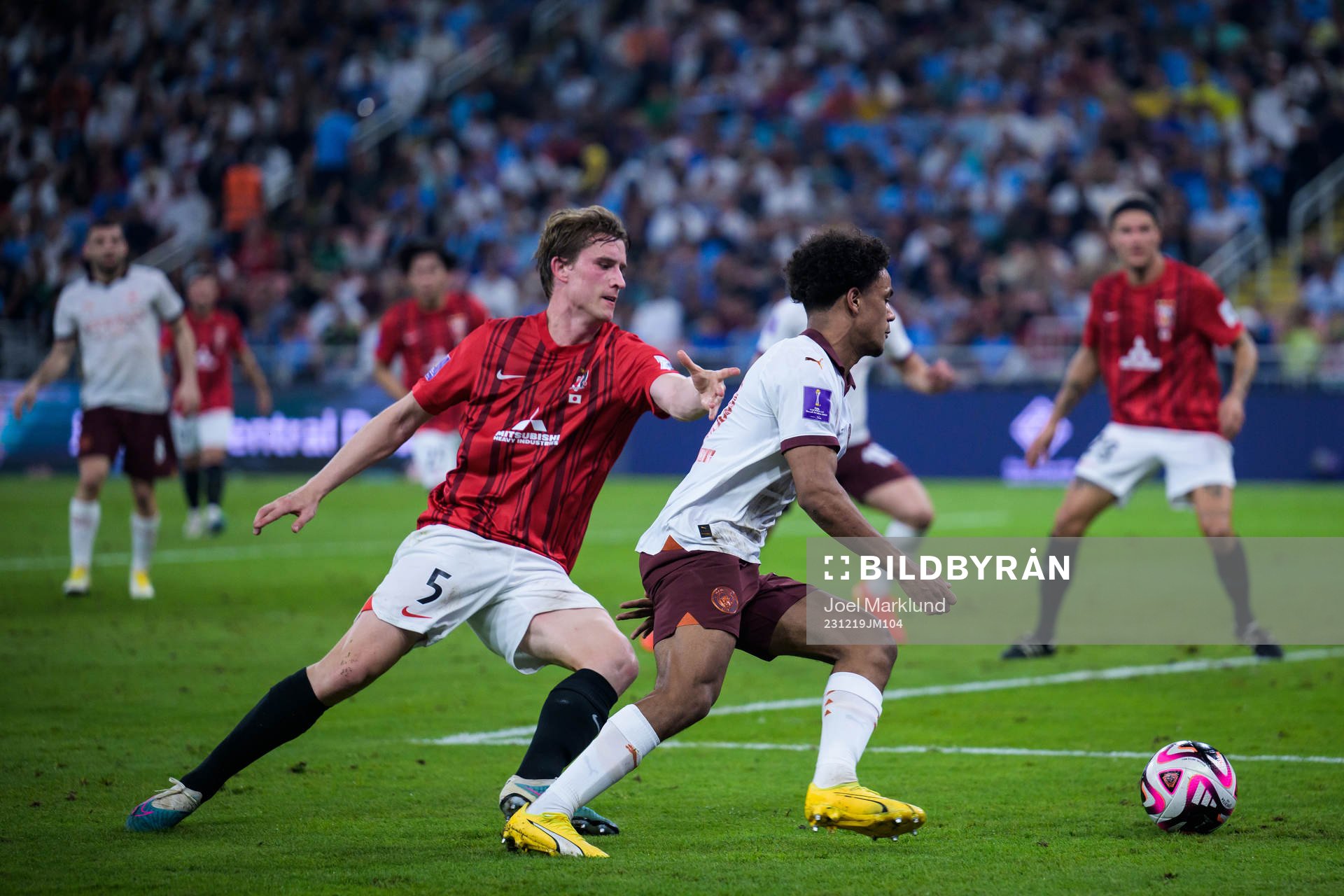 Marius Høibråten of Urawa Reds and Oscar Bobb of