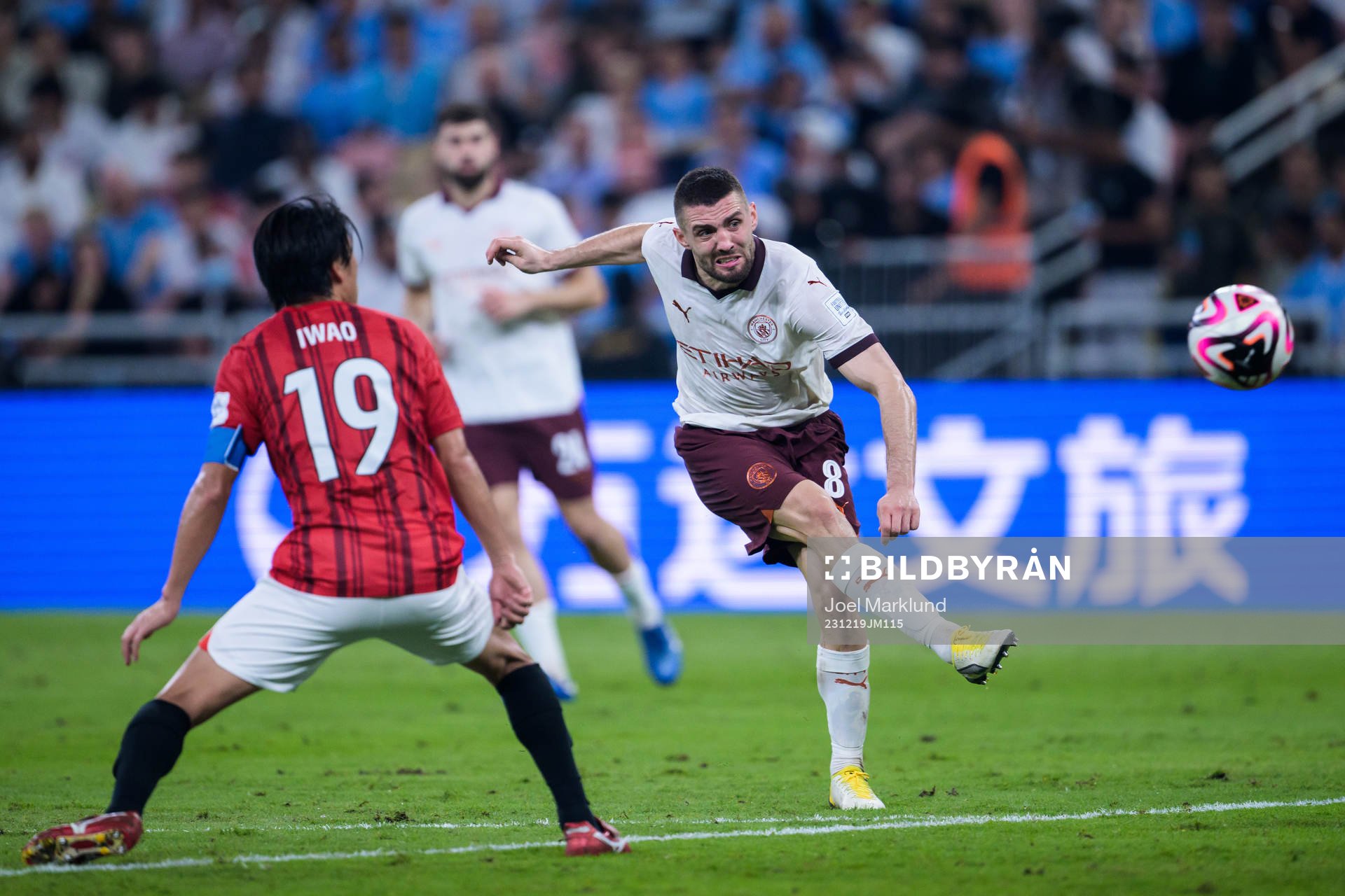 Ken Iwao of Urawa Reds and Mateo Kovacic of Manchester City