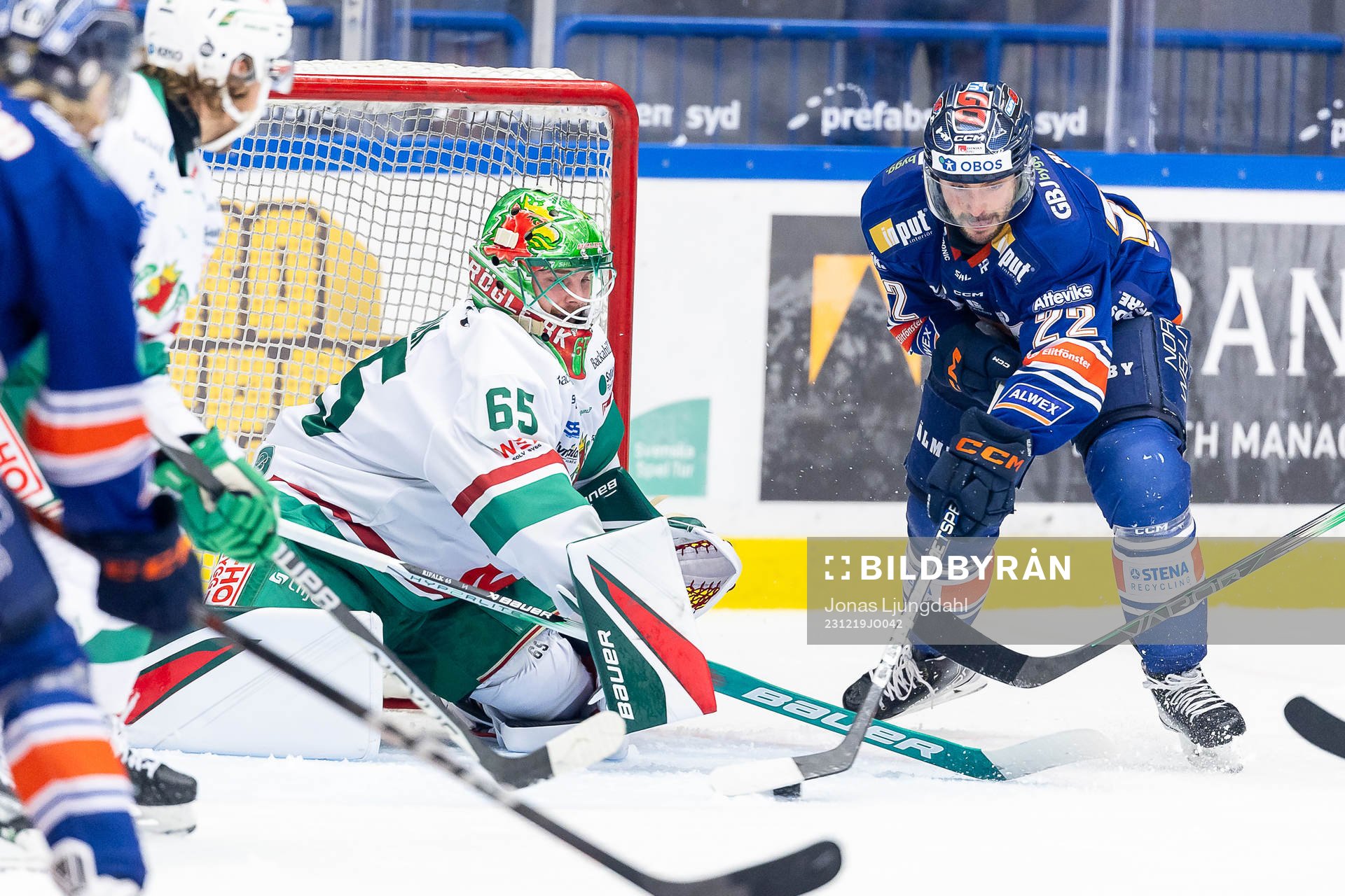 Rögles målvakt Christoffer Rifalk och Växjös Tobias