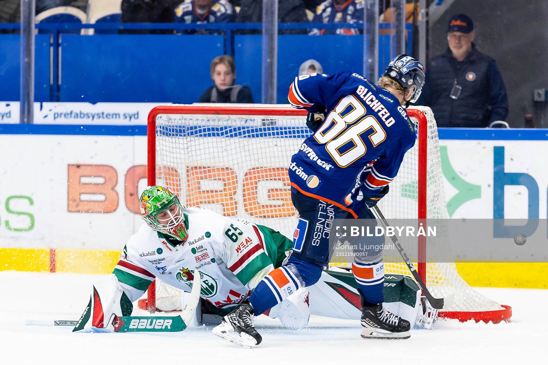 Rögles målvakt Christoffer Rifalk räddar en straff från