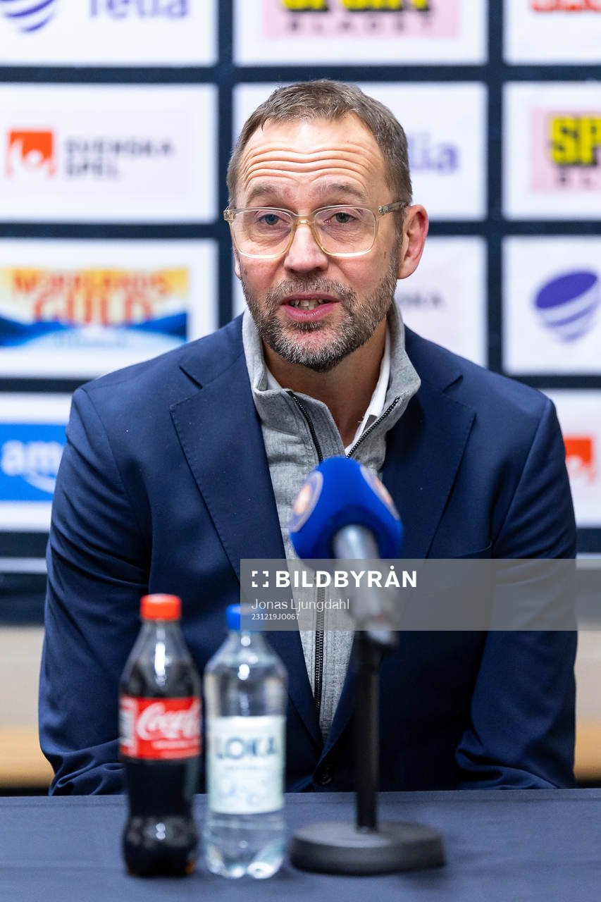 Rögles assisterande tränare Roger Hansson på