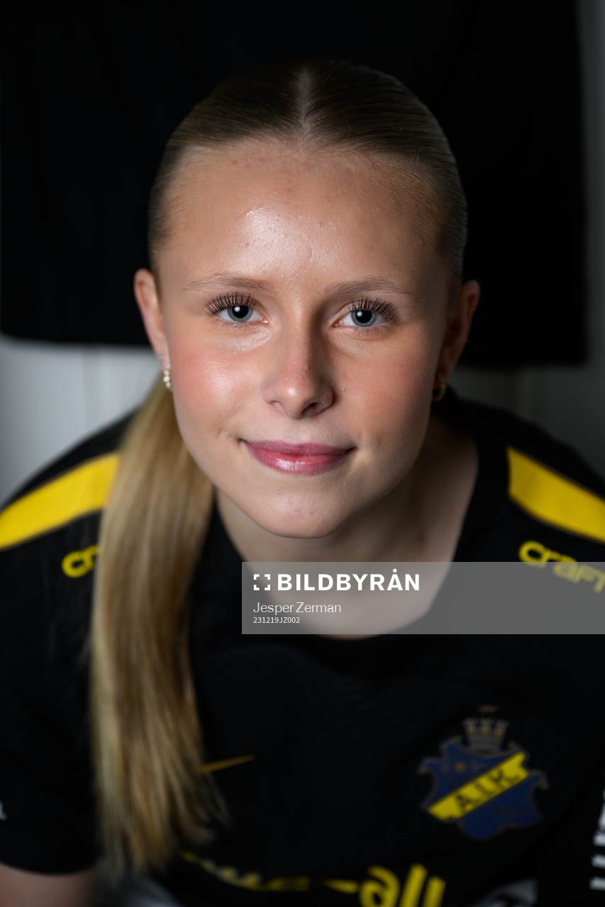 Nova Selin poserar för ett porträtt i samband med att hon presenteras som nyförvärv av AIK den 19 december 2023 i Stockholm. 