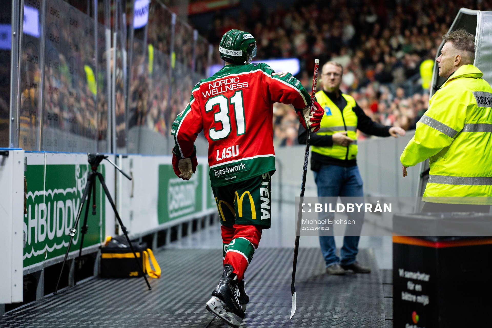 Frölundas Nicklas Lasu lämnar planen
