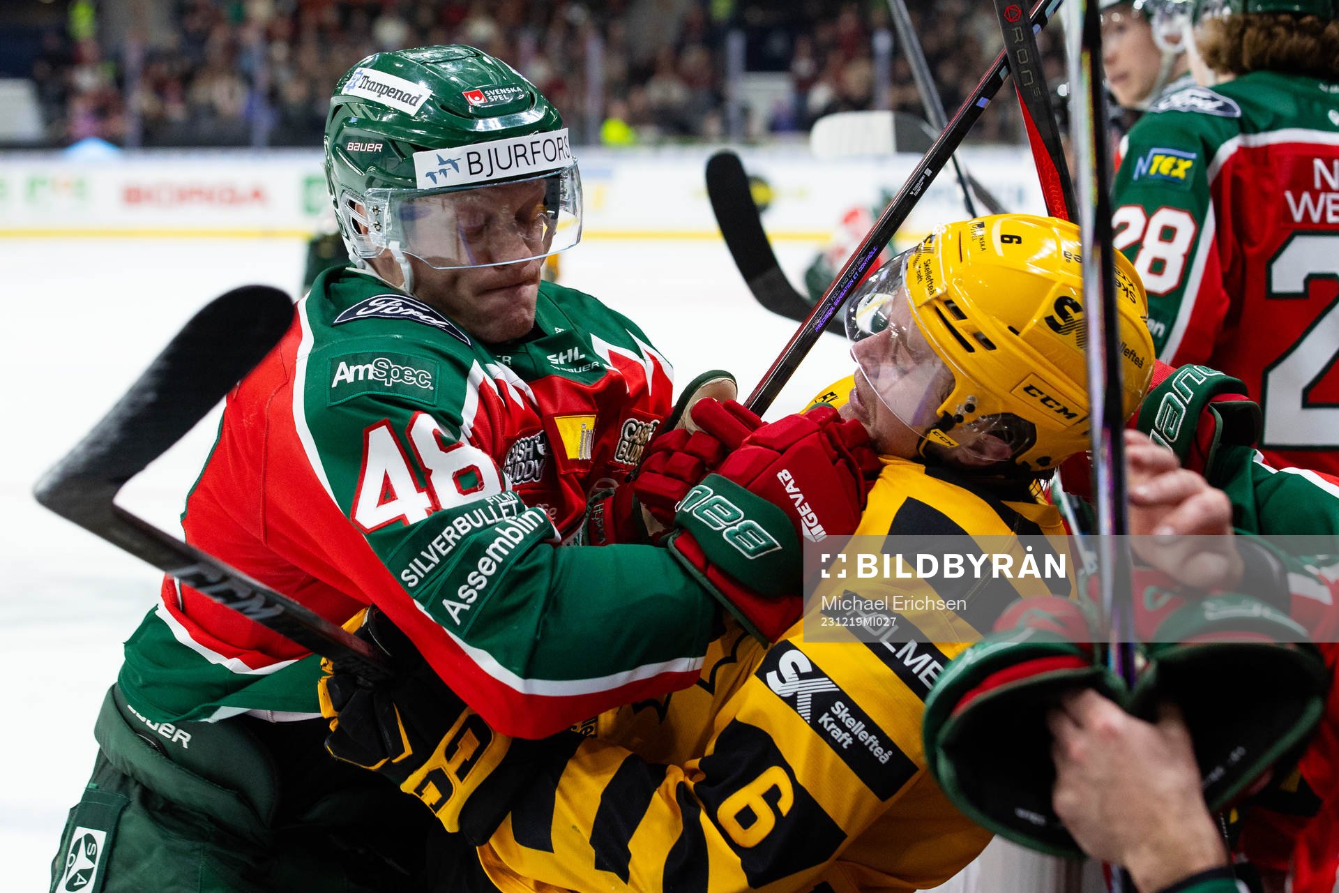 Frölundas Carl Klingberg tacklar Skellefteås Måns