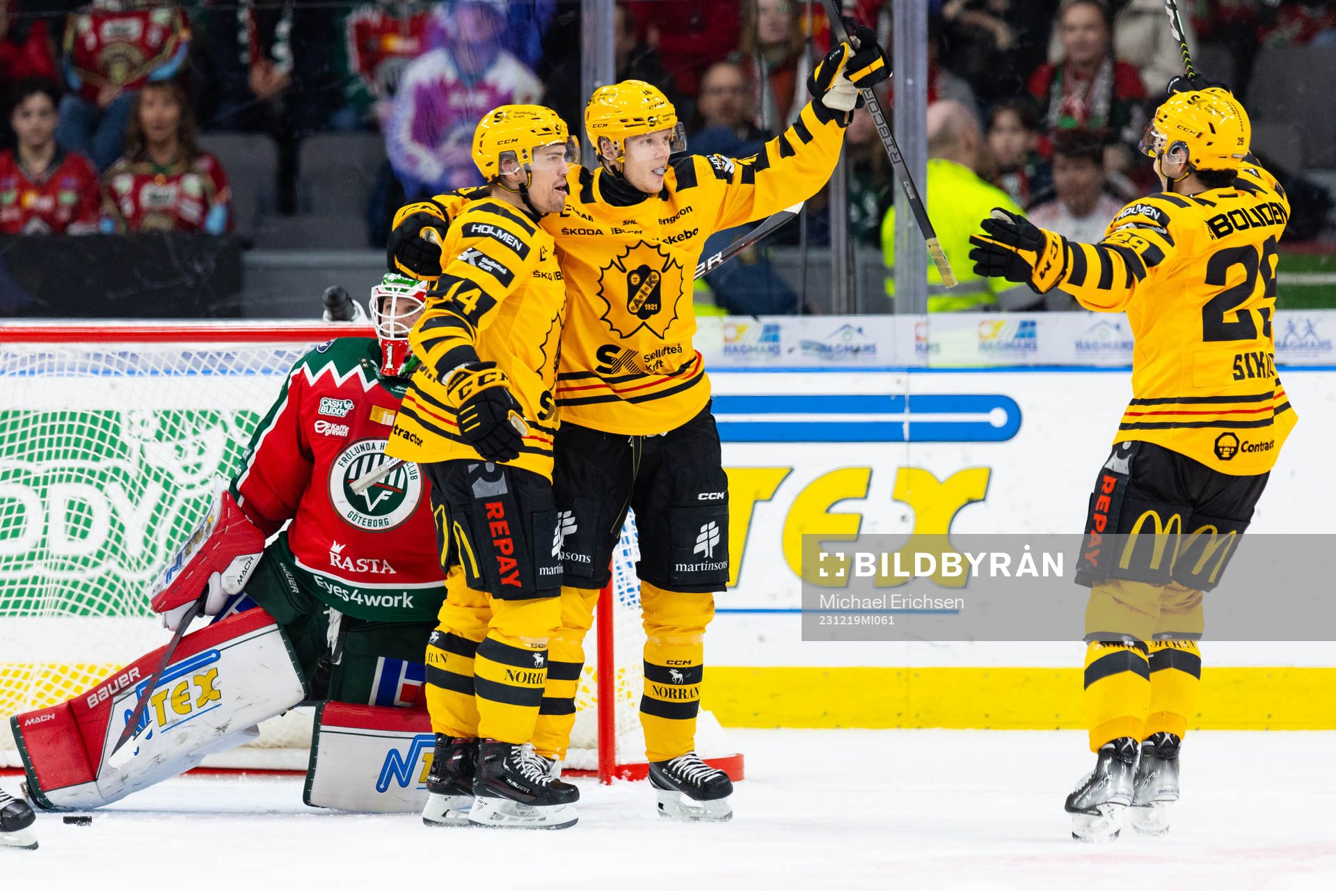 Skellefteås Linus Lindström jublar ihop med Andreas