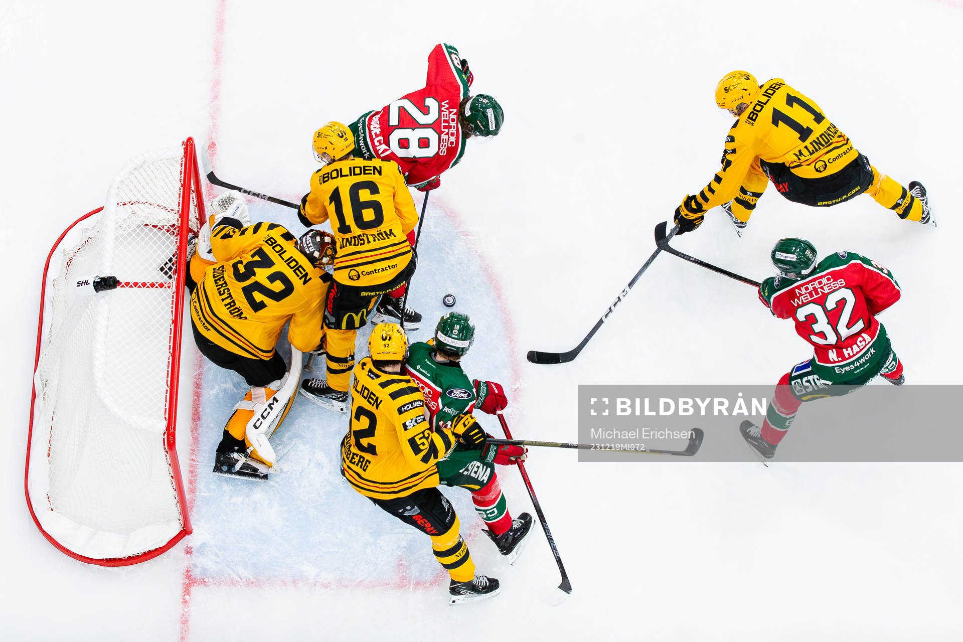 Frölundas Linus Öberg, Adam Brodecki och Noah Hasa i kamp