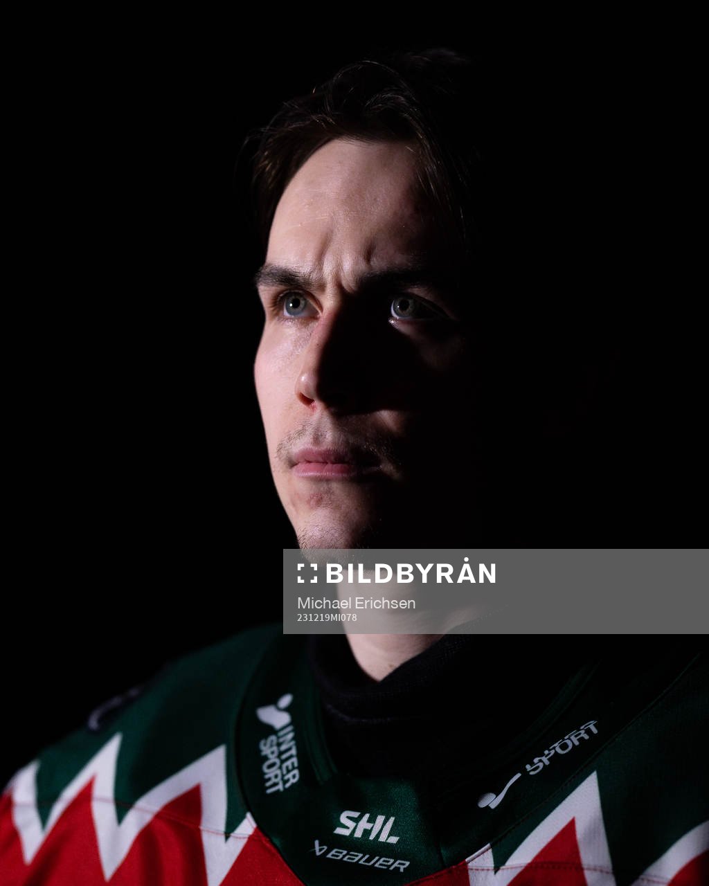 Frölundas Jere Innala innan ishockeymatchen i SHL mellan