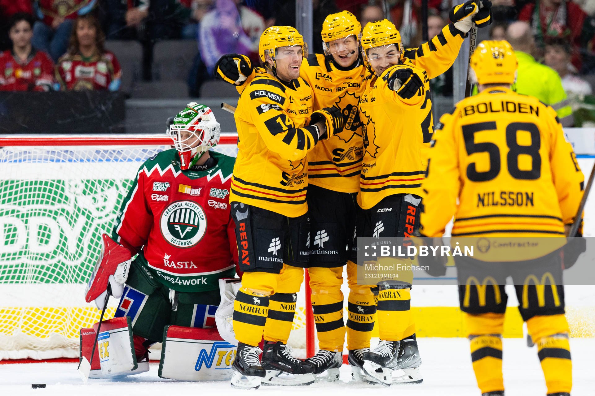 Skellefteås Linus Lindström jublar med lagkamrater