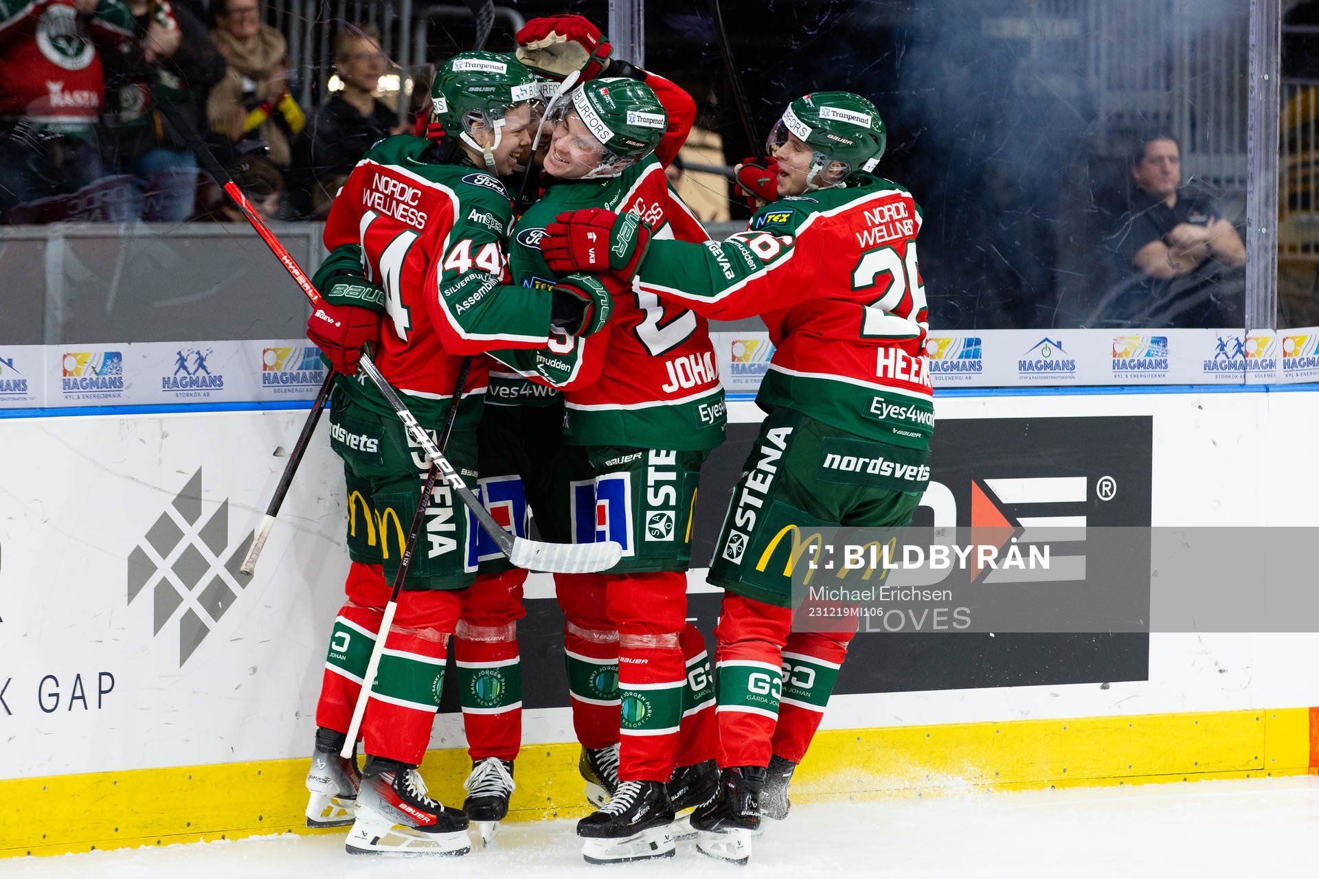 Frölundas Pontus Johansson jublar med lagkamrater