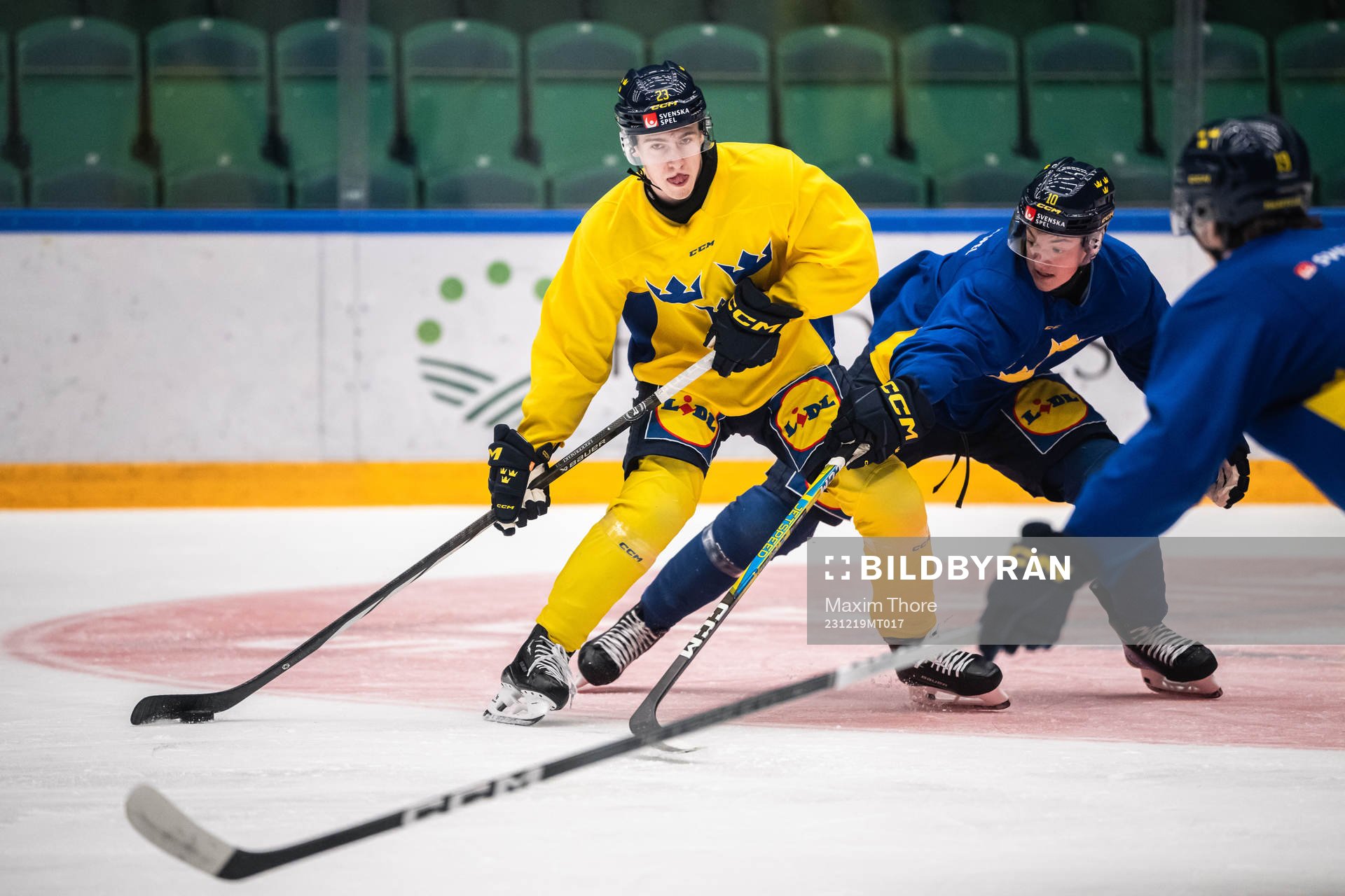 Jonathan Lekkerimäki of the Swedish under-20 national ice