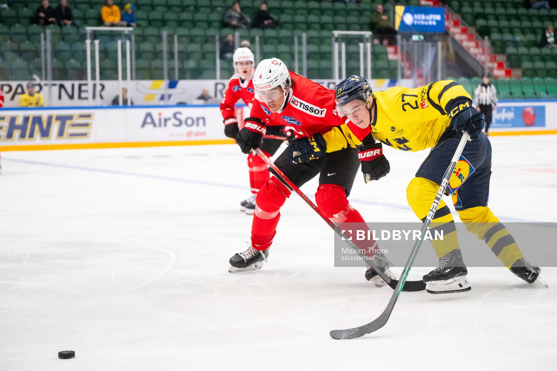 Rodwin Dionicio of Switzerland and Oskar Pettersson of
