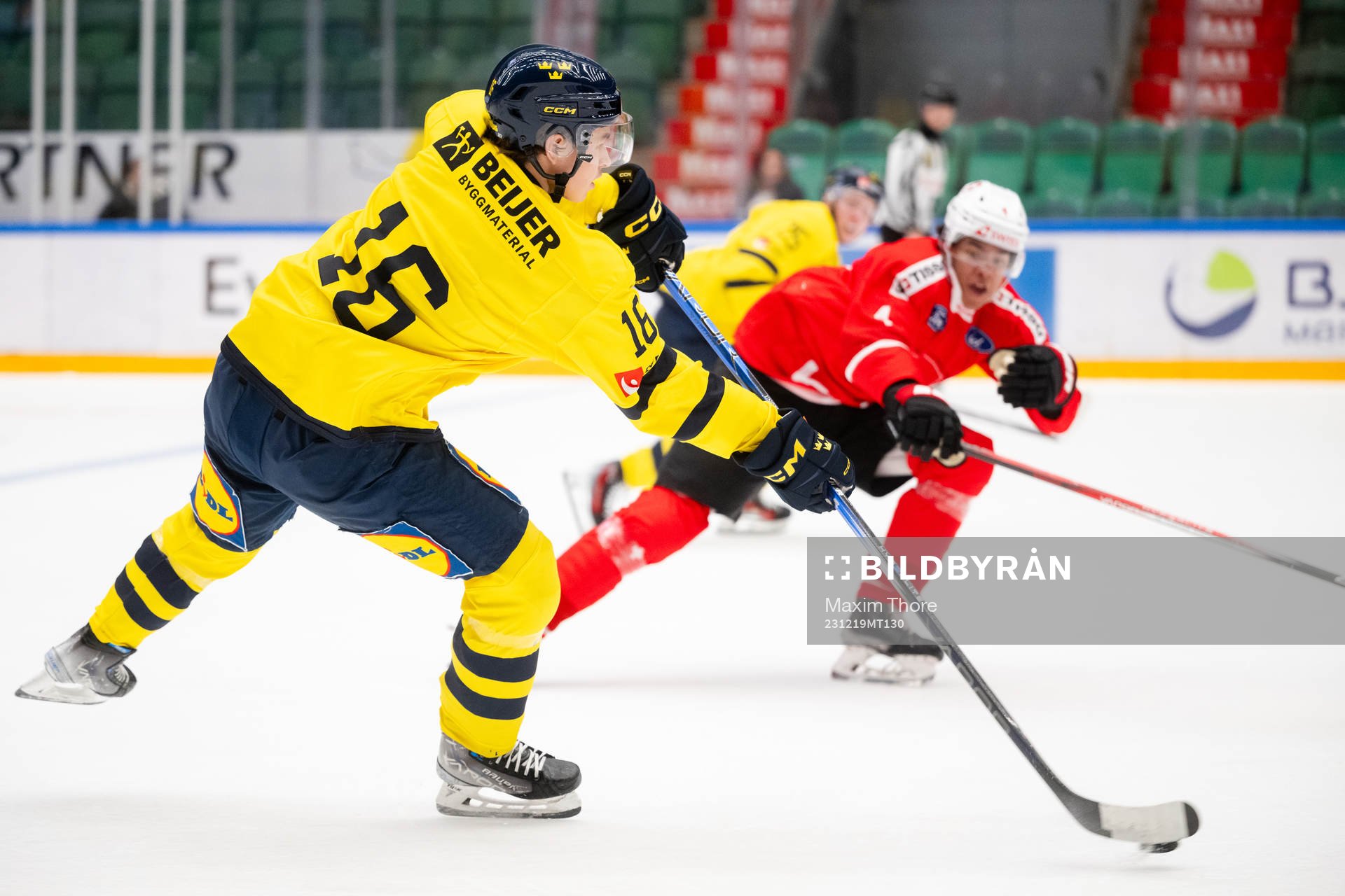 Felix Unger Sörum of Sweden scores the 4-2 goal