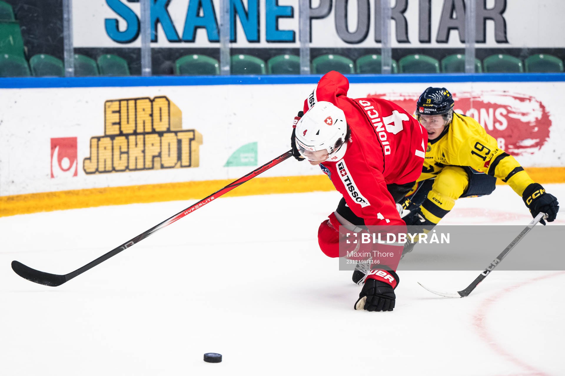 Rodwin Dionicio of Switzerland and Rasmus Rudslätt of