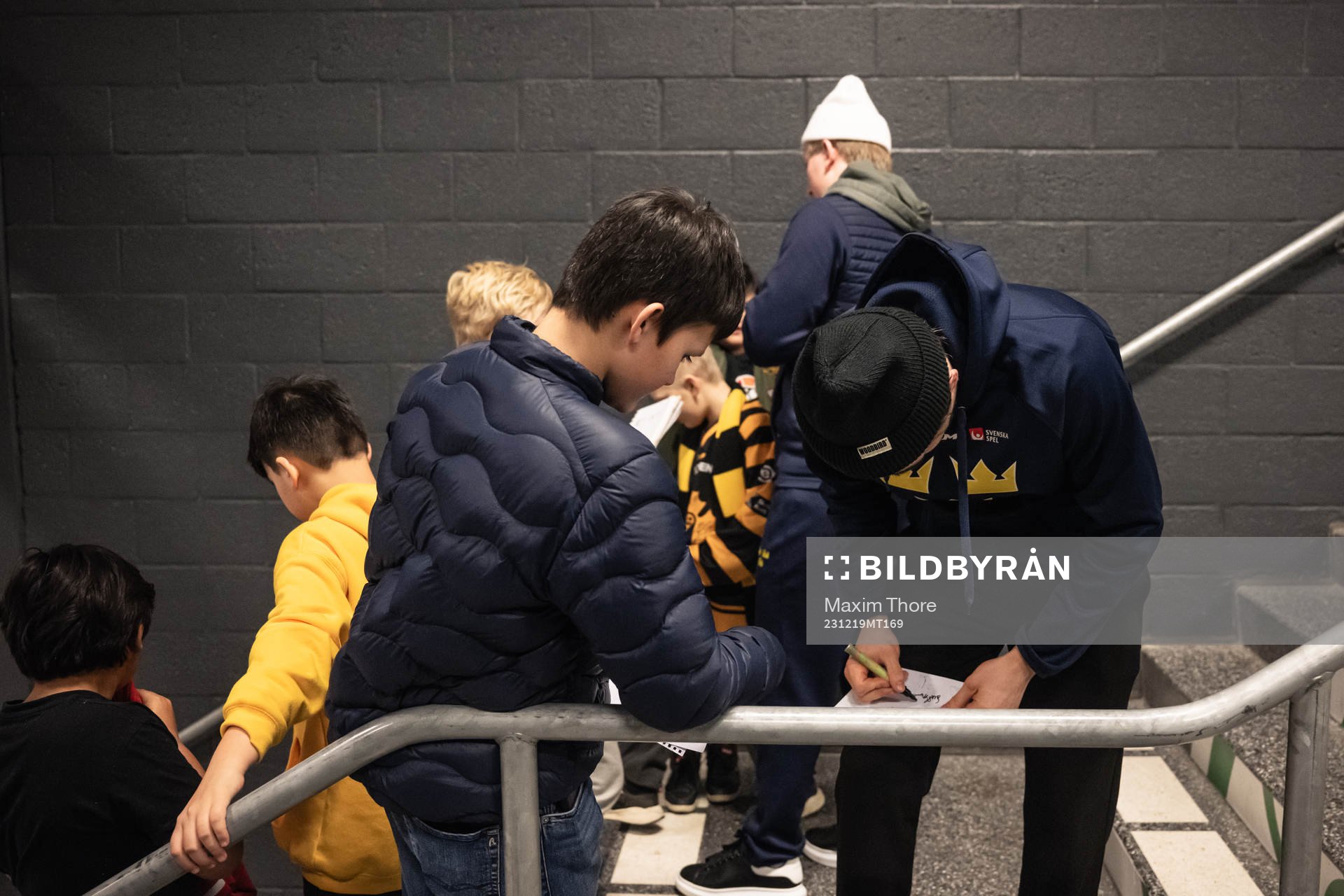 Elias Salomonsson of Sweden writes autographs