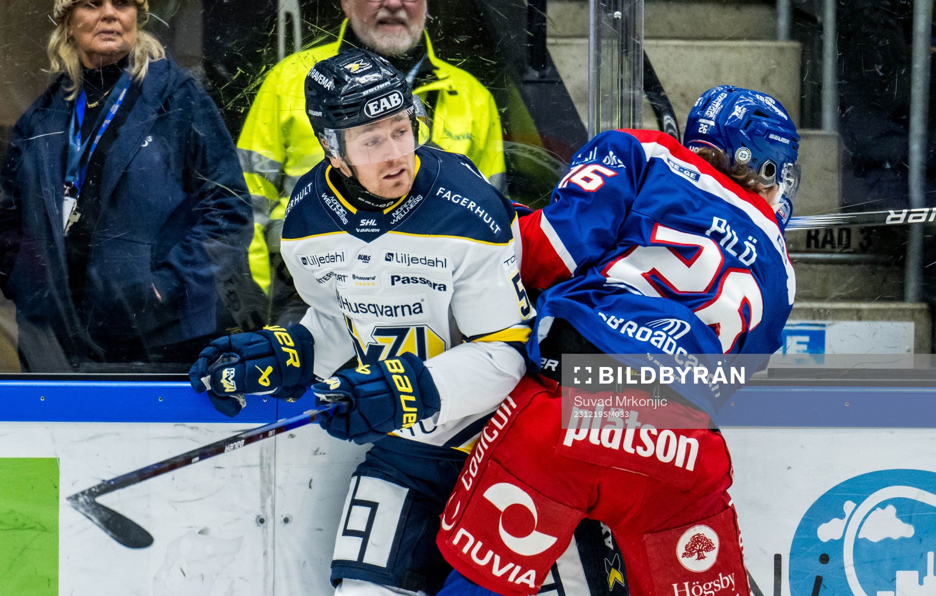 HV71s Fredrik Forsberg och Oskarshamns Lukas Pilö