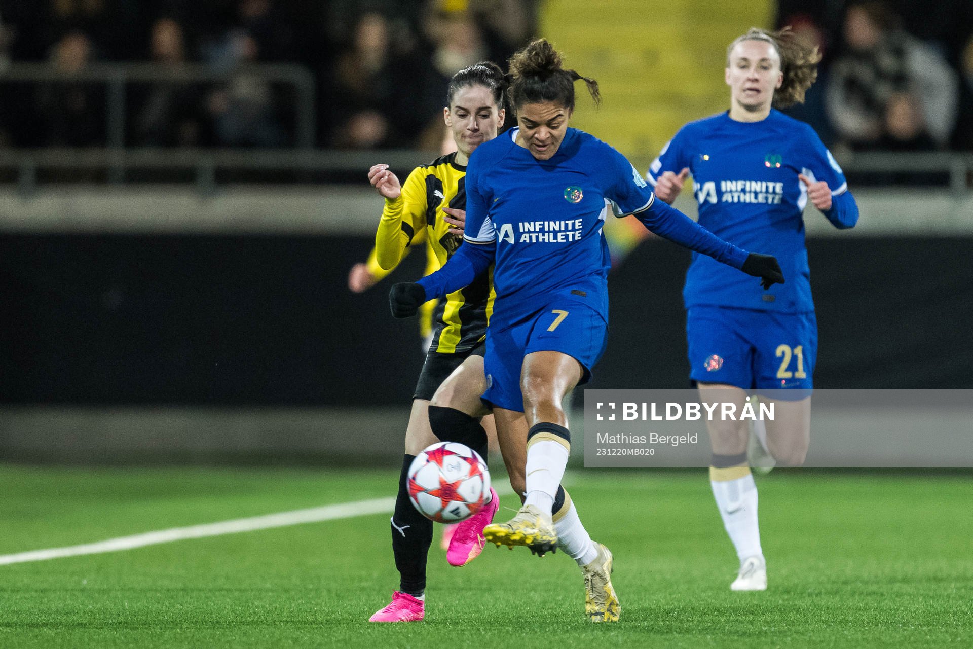 Clarissa Larisey of Häcken and Jessica Carter of Chelsea