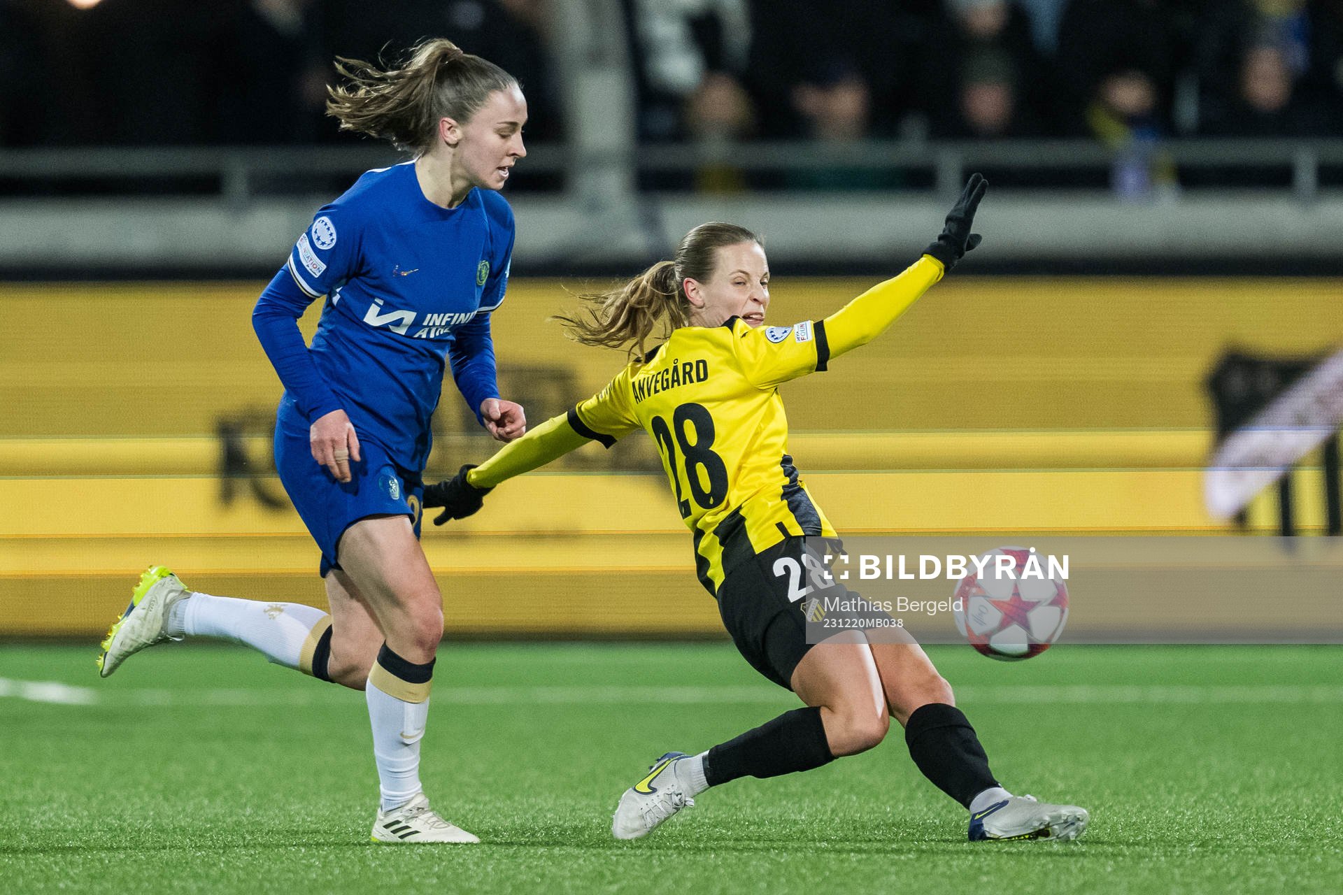 Niamh Charles of Chelsea and Anna Anvegård of Häcken