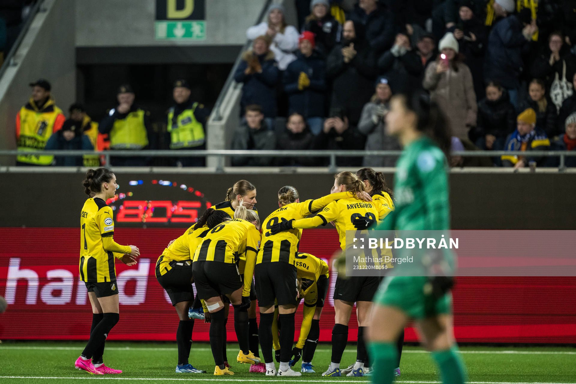 Clarissa Larisey of Häcken celebrate with teammates