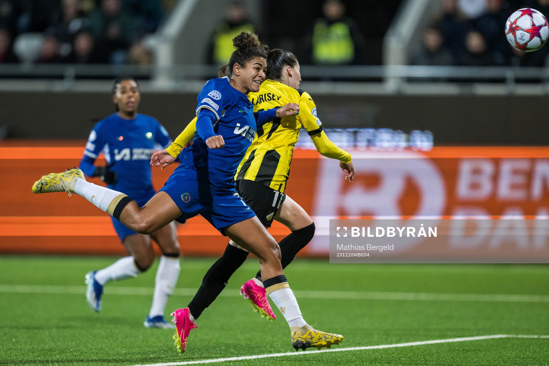 Clarissa Larisey of Häcken and Jessica Carter of Chelsea