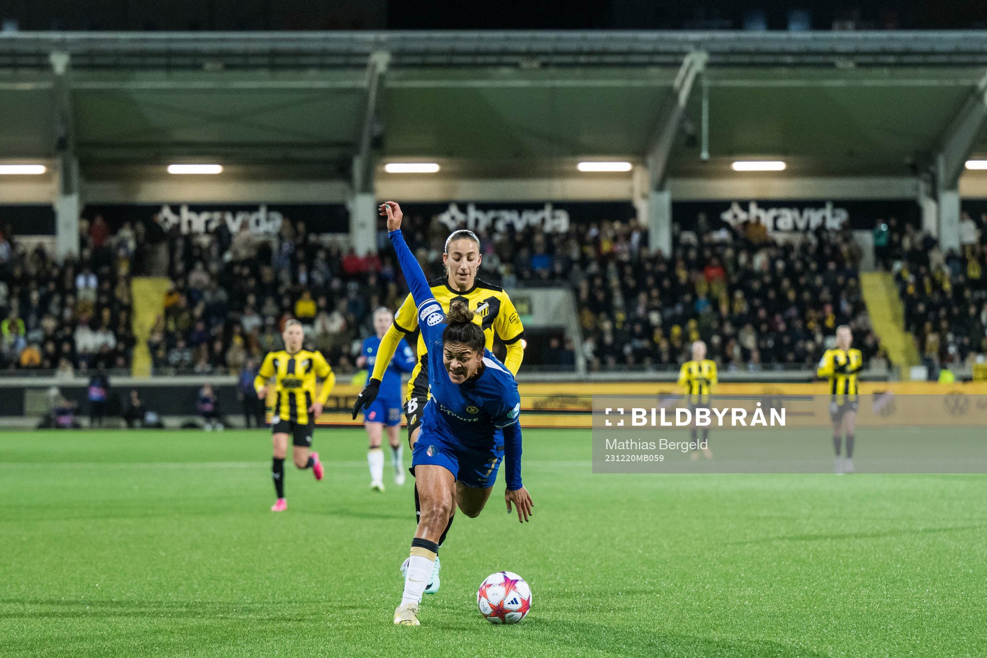 Rusul Rosa Kafaji of Häcken and Jessica Carter of Chelsea