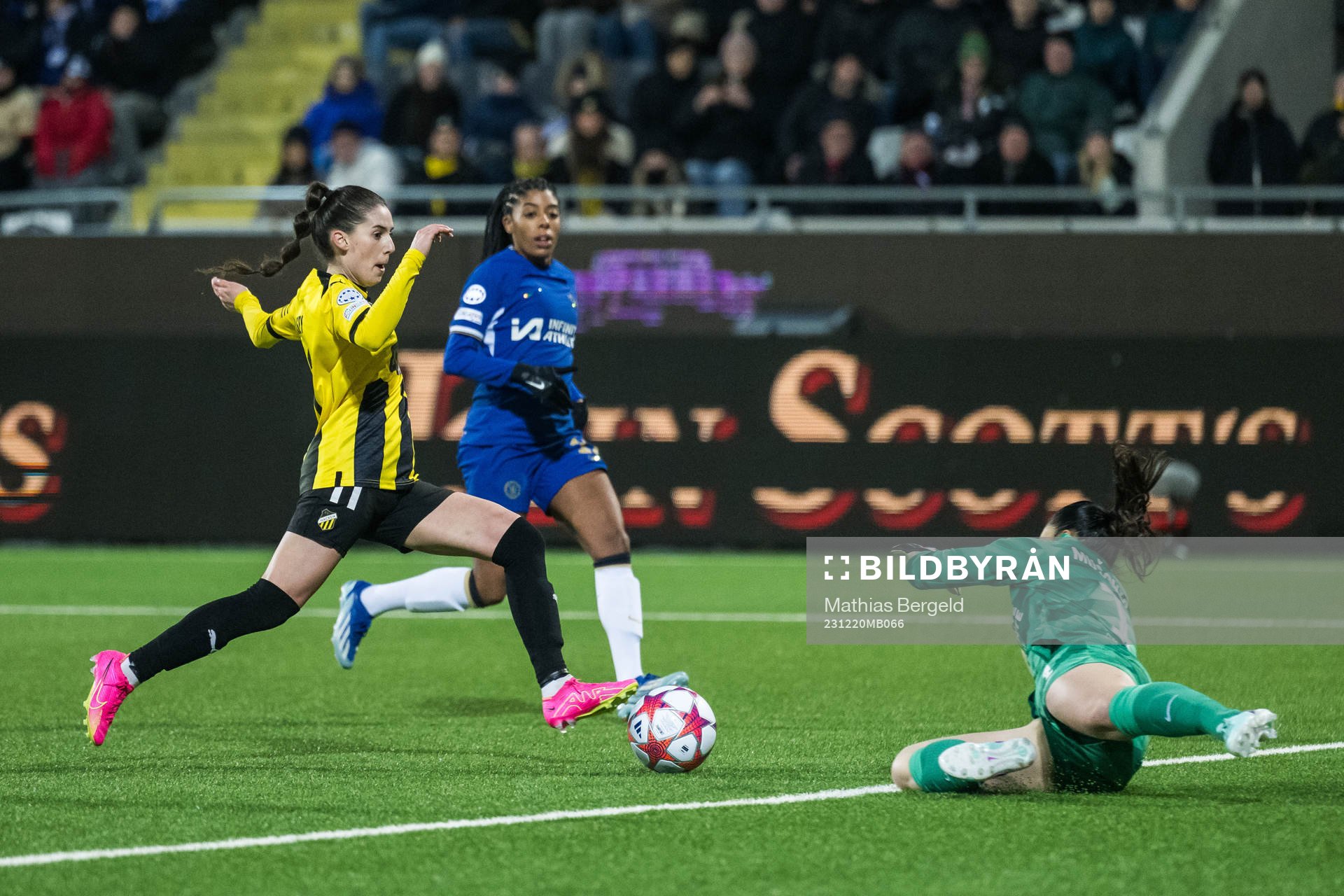 Clarissa Larisey of Häcken and Zecira Musovic of Chelsea