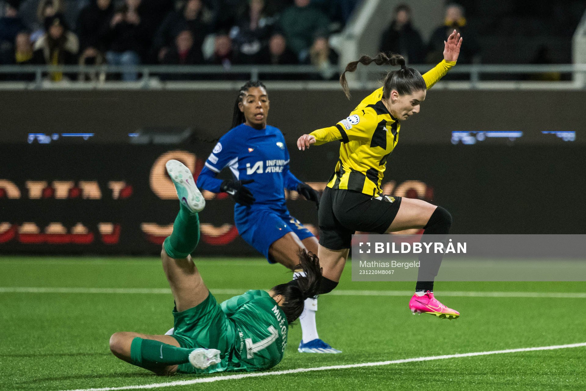 Zecira Musovic of Chelsea and Clarissa Larisey of Häcken