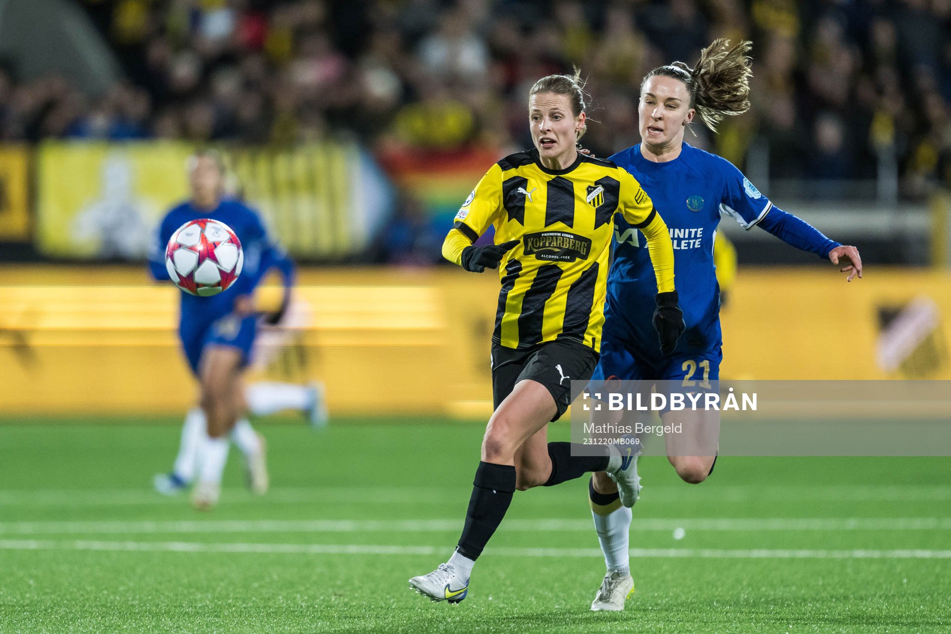 Anna Anvegård of Häcken and Niamh Charles of Chelsea