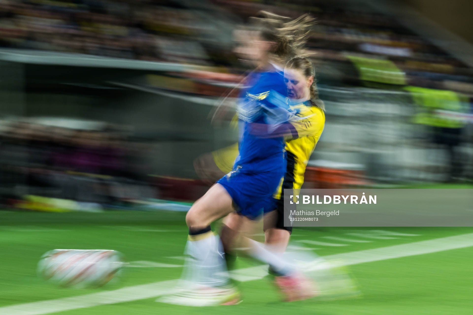 Niamh Charles of Chelsea and Katariina Kosola of Häcken