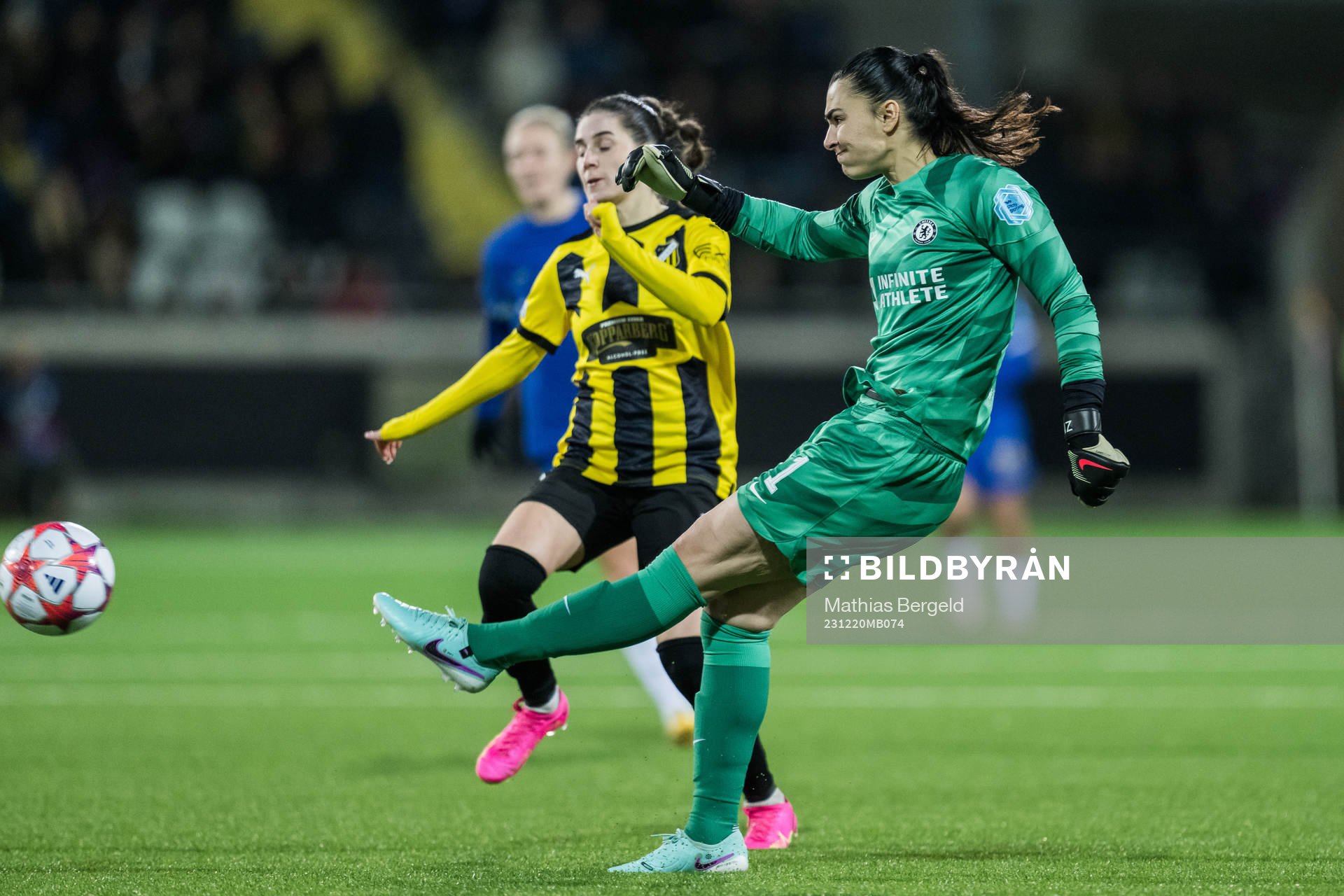 Clarissa Larisey of Häcken and Zecira Musovic of Chelsea