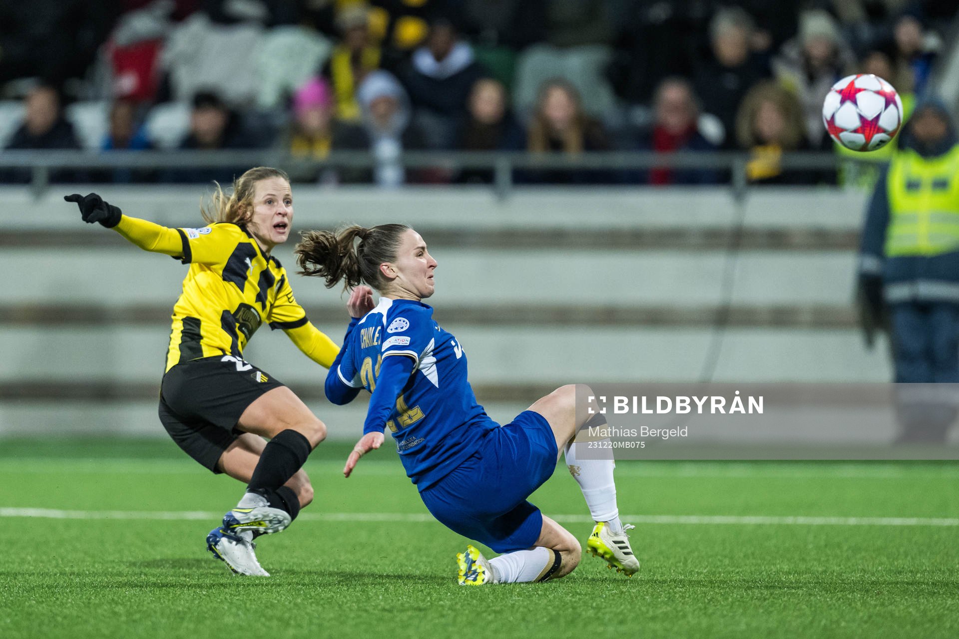 Anna Anvegård of Häcken and Niamh Charles of Chelsea