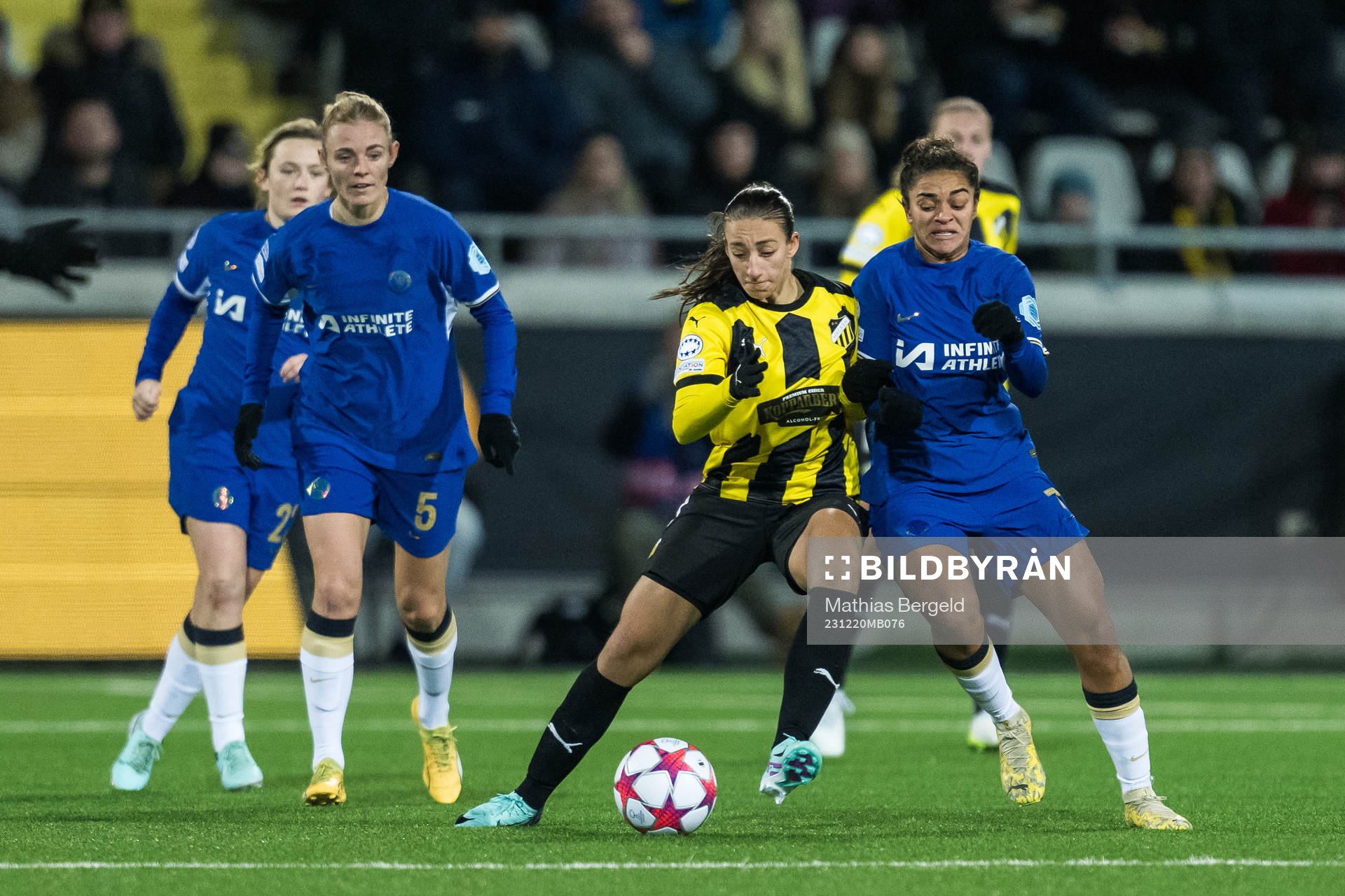 Rusul Rosa Kafaji of Häcken and Jessica Carter of Chelsea