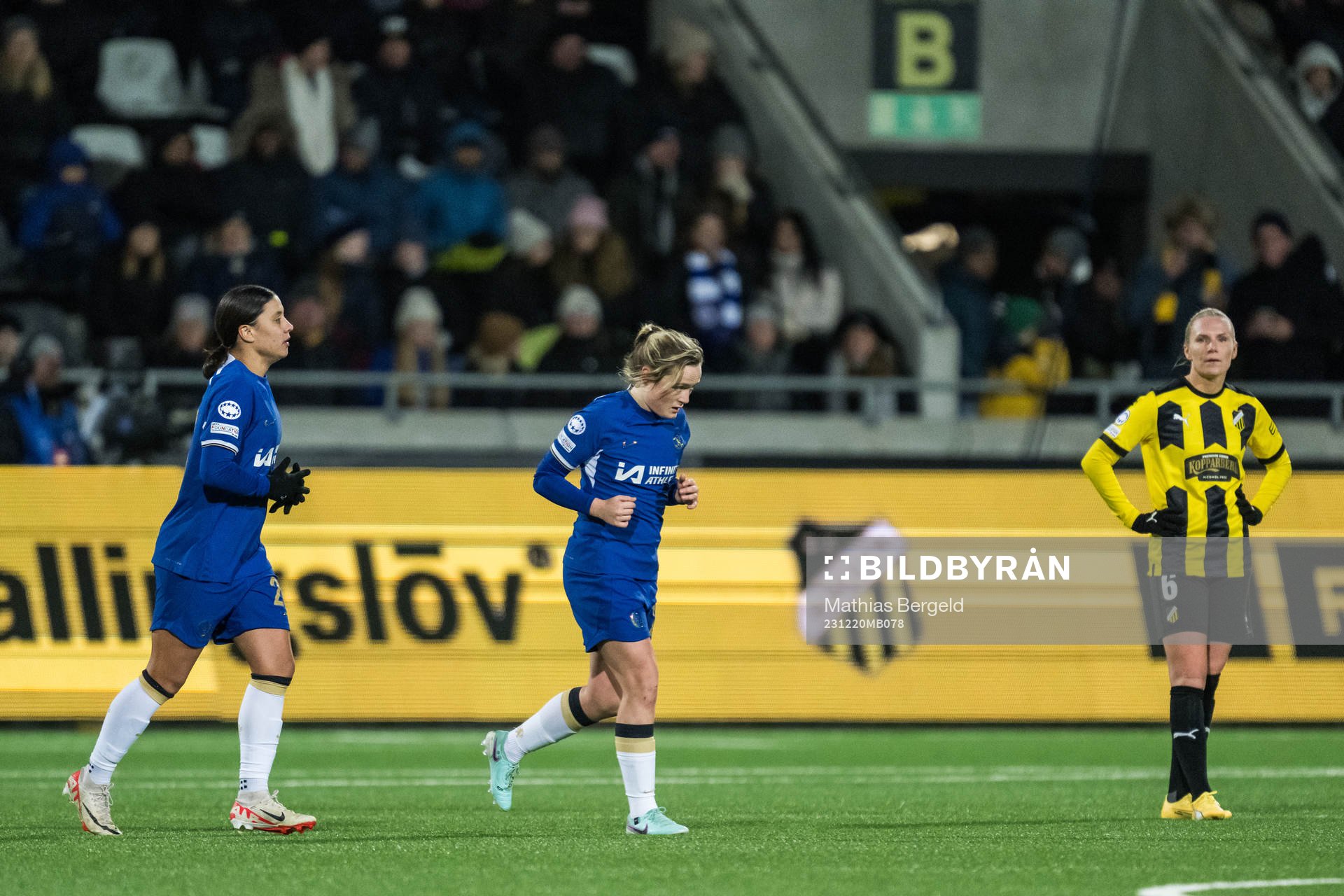 Erin Cuthbert (right) and Sam Kerr (left) of Chelsea