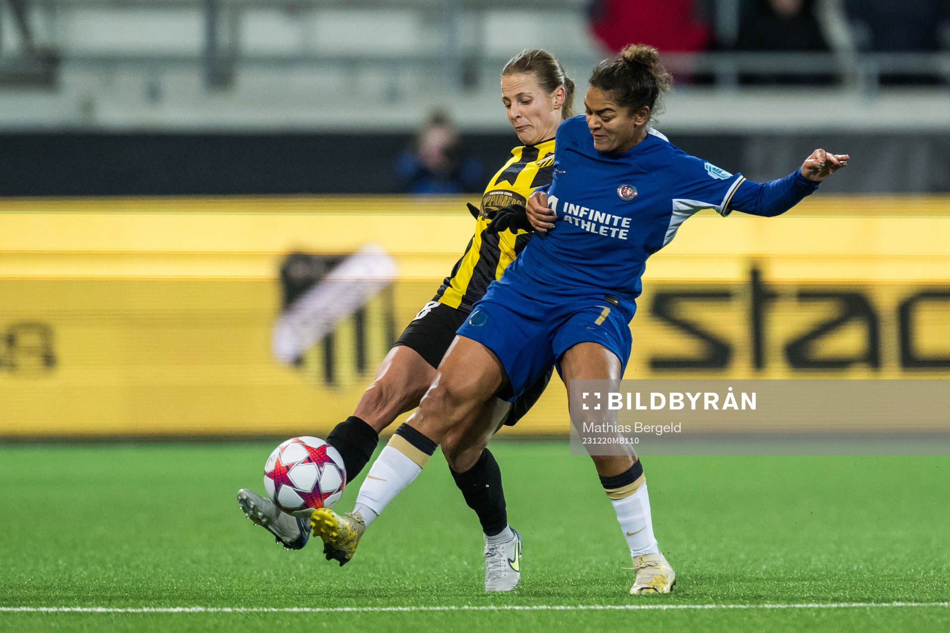 Anna Anvegård of Häcken and Jessica Carter of Chelsea