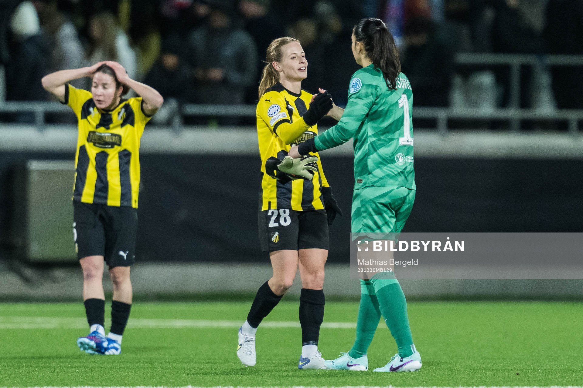 Anna Anvegård of Häcken and goalkeeper Zecira Musovic of