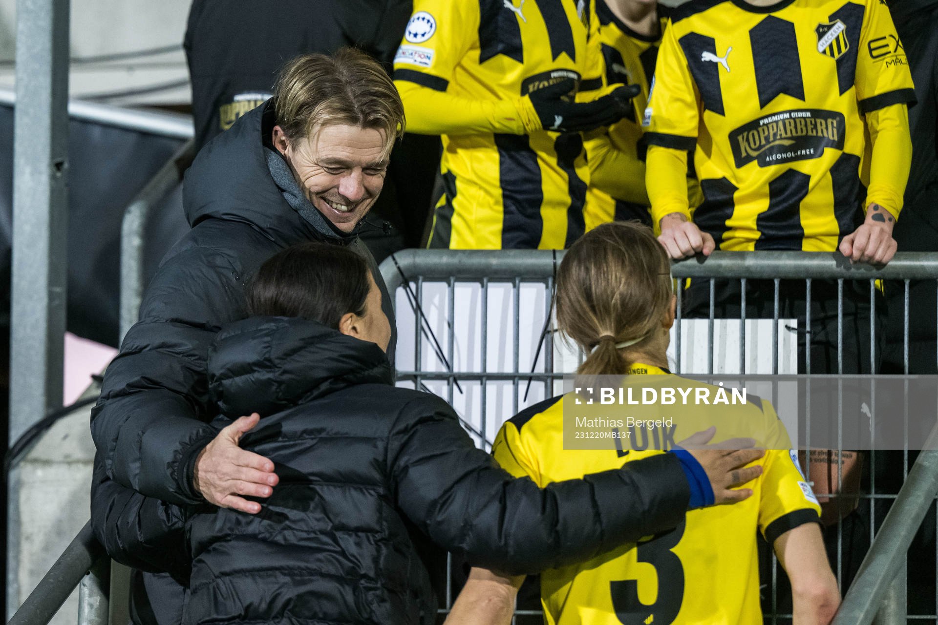 Sam Kerr of Chelsea and Aivi Luik of Häcken with Tony