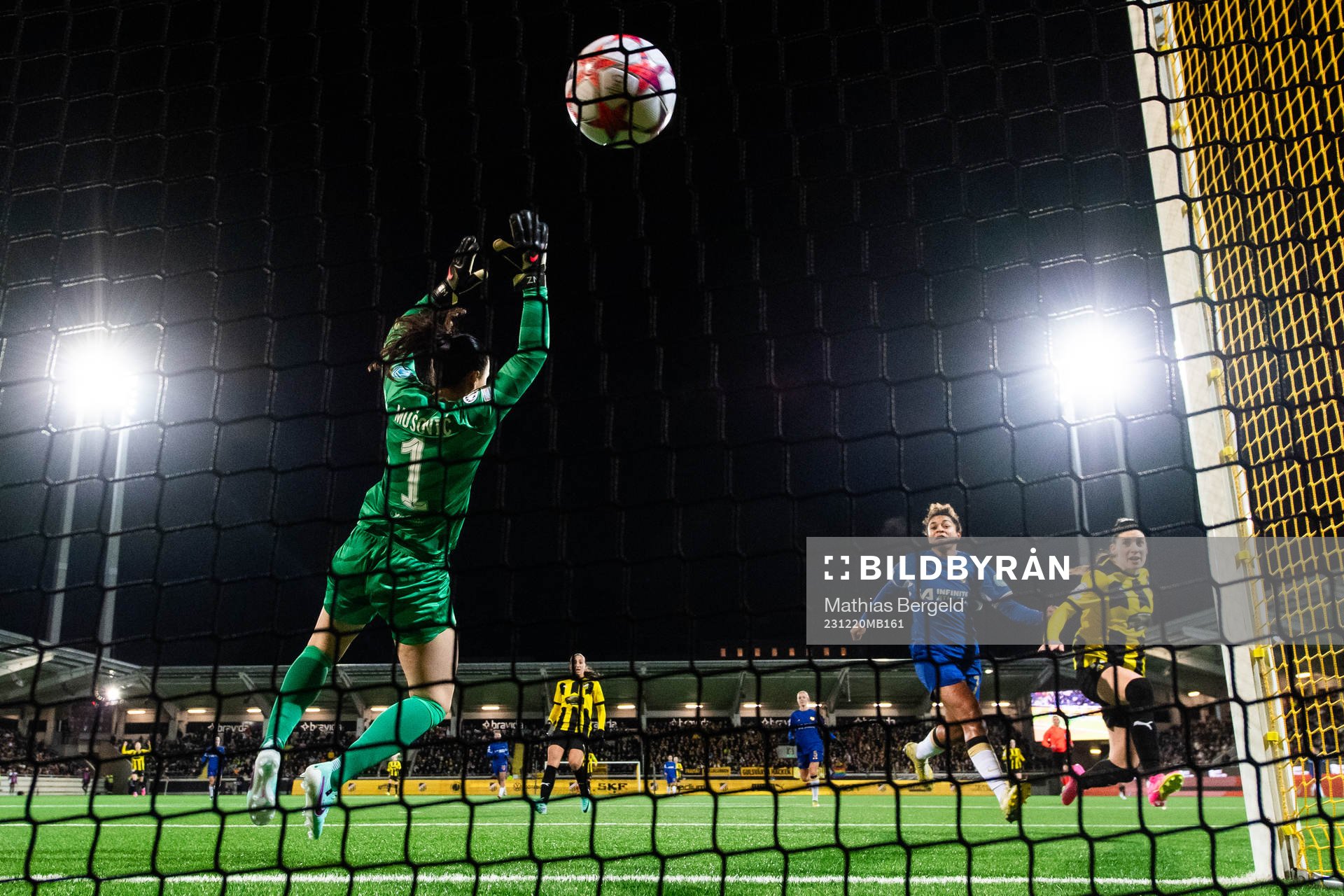 Clarissa Larisey of Häcken scores 1-1 behind goalkeeper