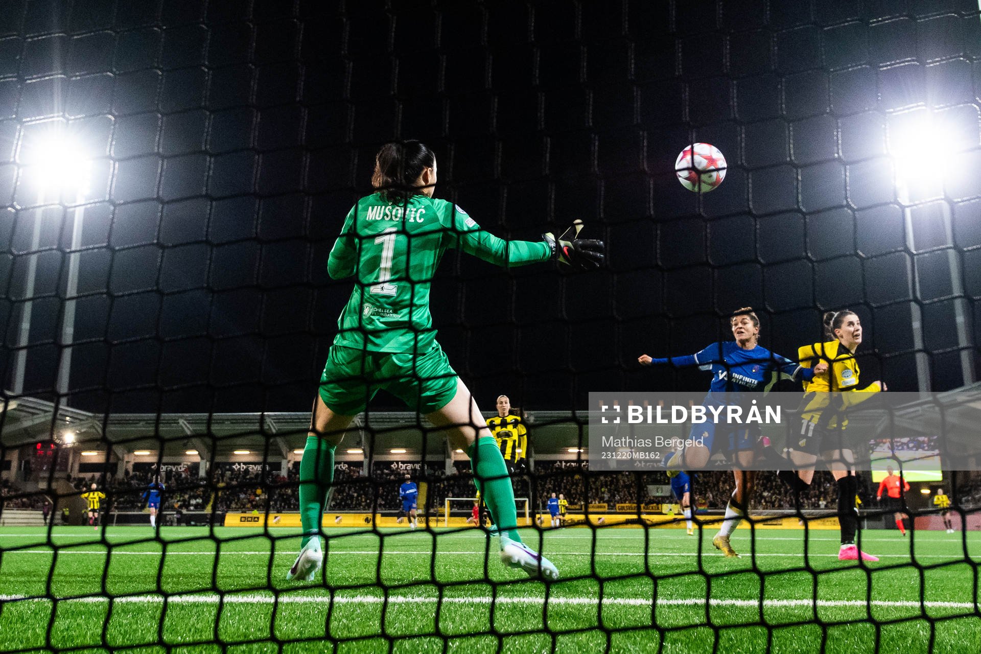 Clarissa Larisey of Häcken scores 1-1 behind goalkeeper